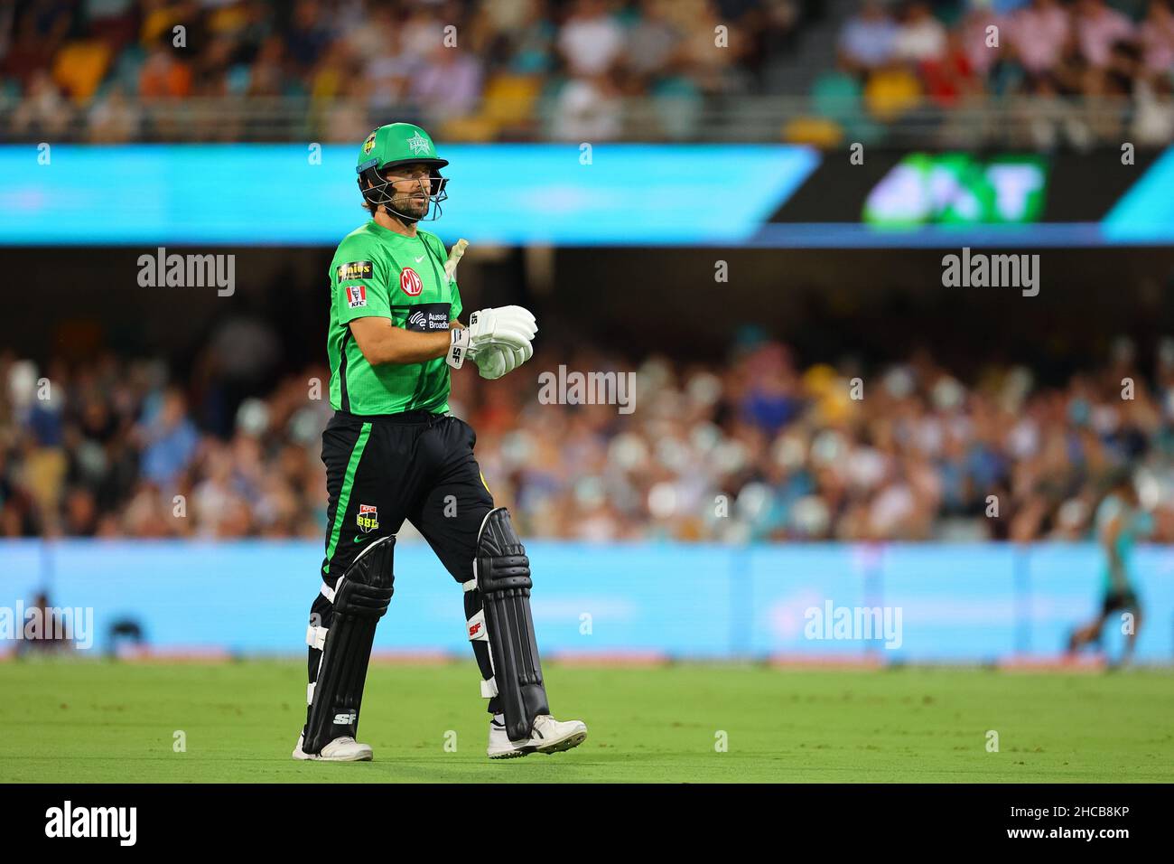 Brisbane, Großbritannien. 27th Dez 2021. Liam Guthrie vom Brisbane Heat entlässt Joe Burns von den Melbourne Stars in Brisbane, Großbritannien, am 12/27/2021. (Foto von Patrick Hoelscher/News Images/Sipa USA) Quelle: SIPA USA/Alamy Live News Stockfoto