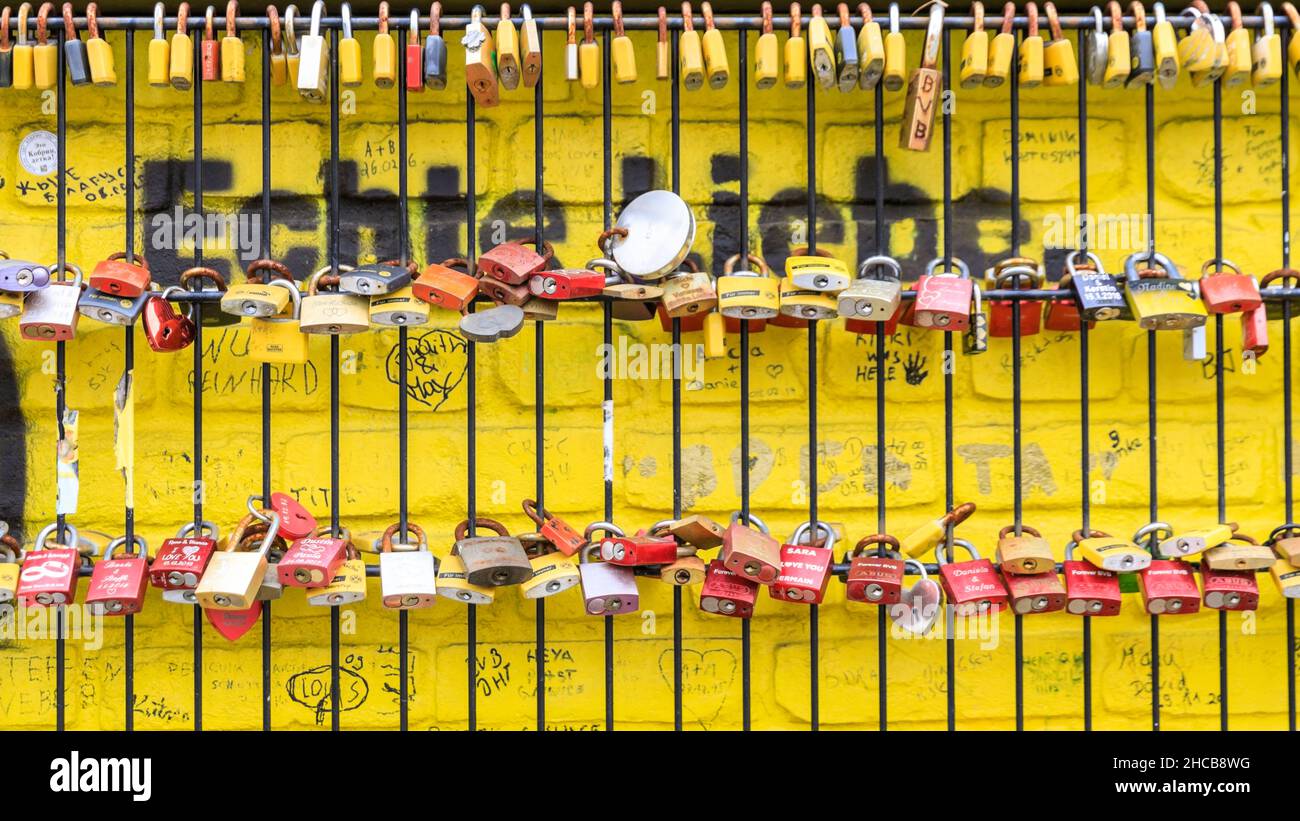 Liebesschlösser an der „echte Liebe“-Fanwand, auch „Wall of Love“ genannt, im Signal Iduna Park, Borussia Dortmund BVB09 Fußballstadion, G Stockfoto