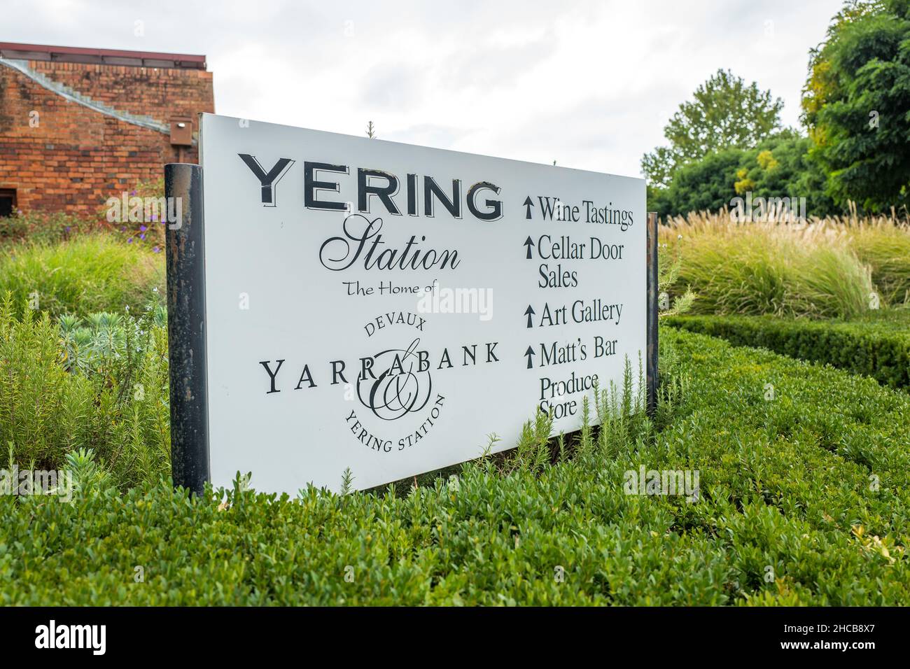 Weinprobe an der Yering Station. Es wurde 1838 gegründet und ist das älteste Weingut im Yarra Valley, einem der erstklassigen Weinanbauregionen Australiens. Stockfoto