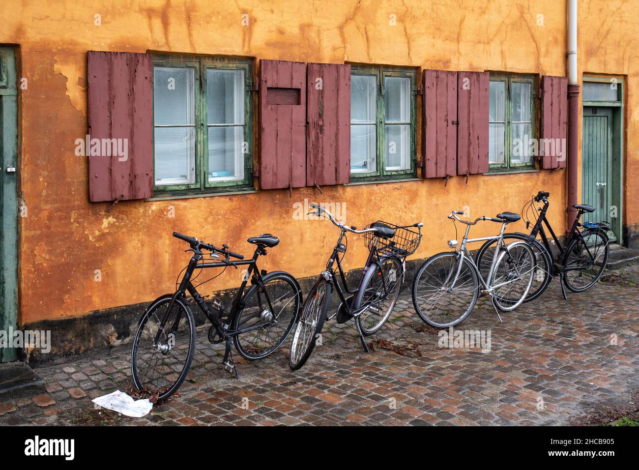 Fahrräder vor dem De Gule Stokke oder Yellow Row Gebäude im Stadtteil Byboder in Kopenhagen, Dänemark Stockfoto