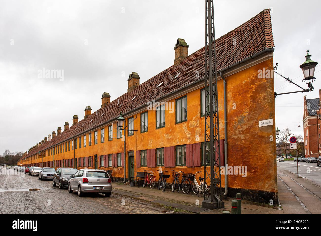 Yellow Row oder De Gule Stokke Wohngebäude im Stadtteil Nyboder in Kopenhagen, Dänemark Stockfoto