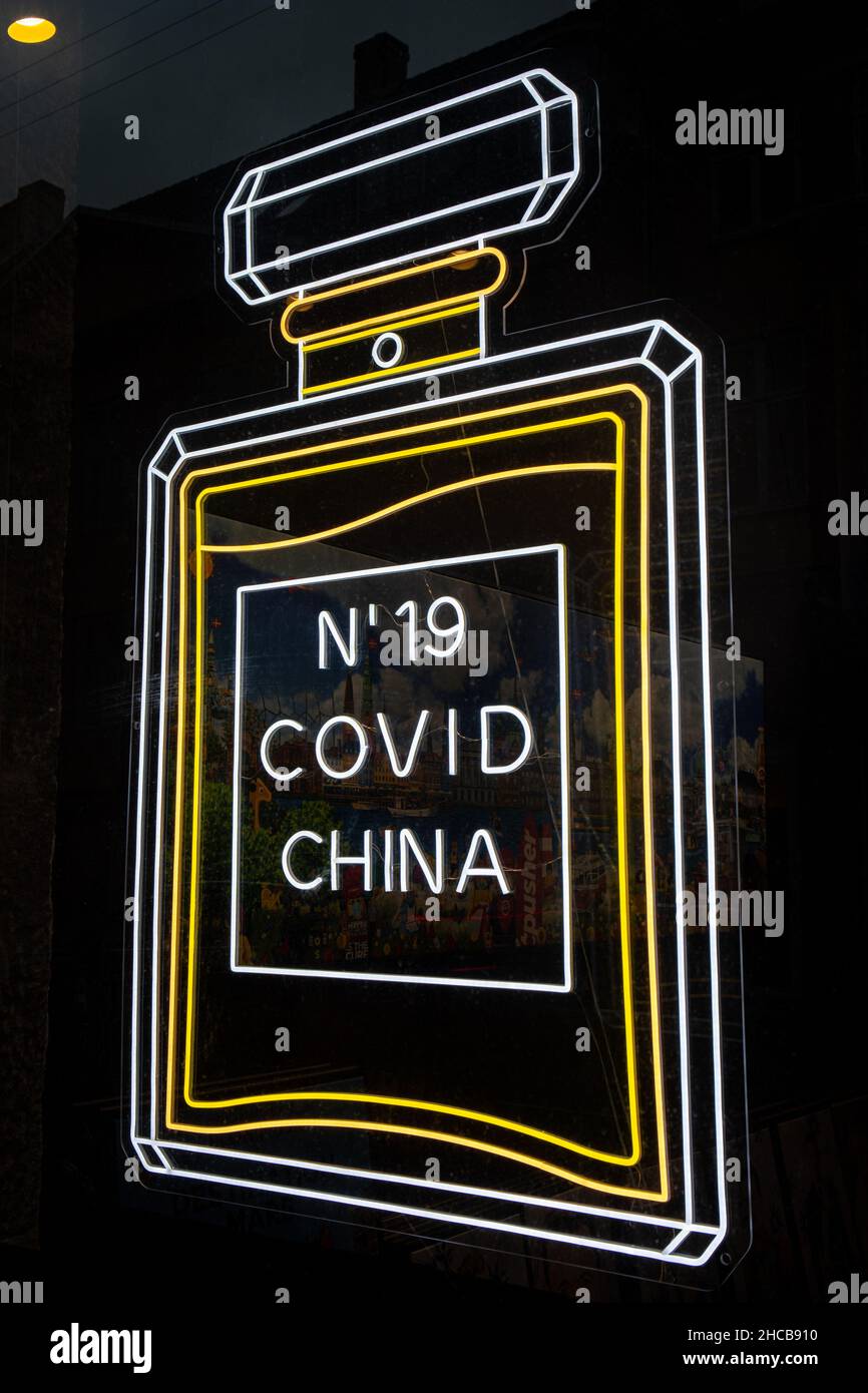 N' 19 Covid China. Leichte Kunstwerke imitieren die Flasche Chanel Eau de Parfum Nr. 5 auf dem Ausstellungsfenster der Artpusher Gallery in Kopenhagen, Dänemark Stockfoto