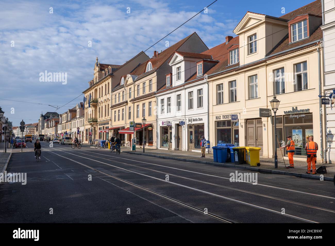 Stadtzentrum von Potsdam in Deutschland, Friedrich-Ebert-Straße am Morgen. Stockfoto