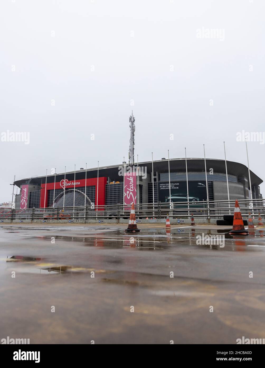 BELGRAD, Serbien - 26. Dezember 2021 - die Belgrader Arena, bekannt als stark Arena, wird für Sportveranstaltungen und Musikkonzerte in Neu-Belgrad, Serbien, verwendet Stockfoto