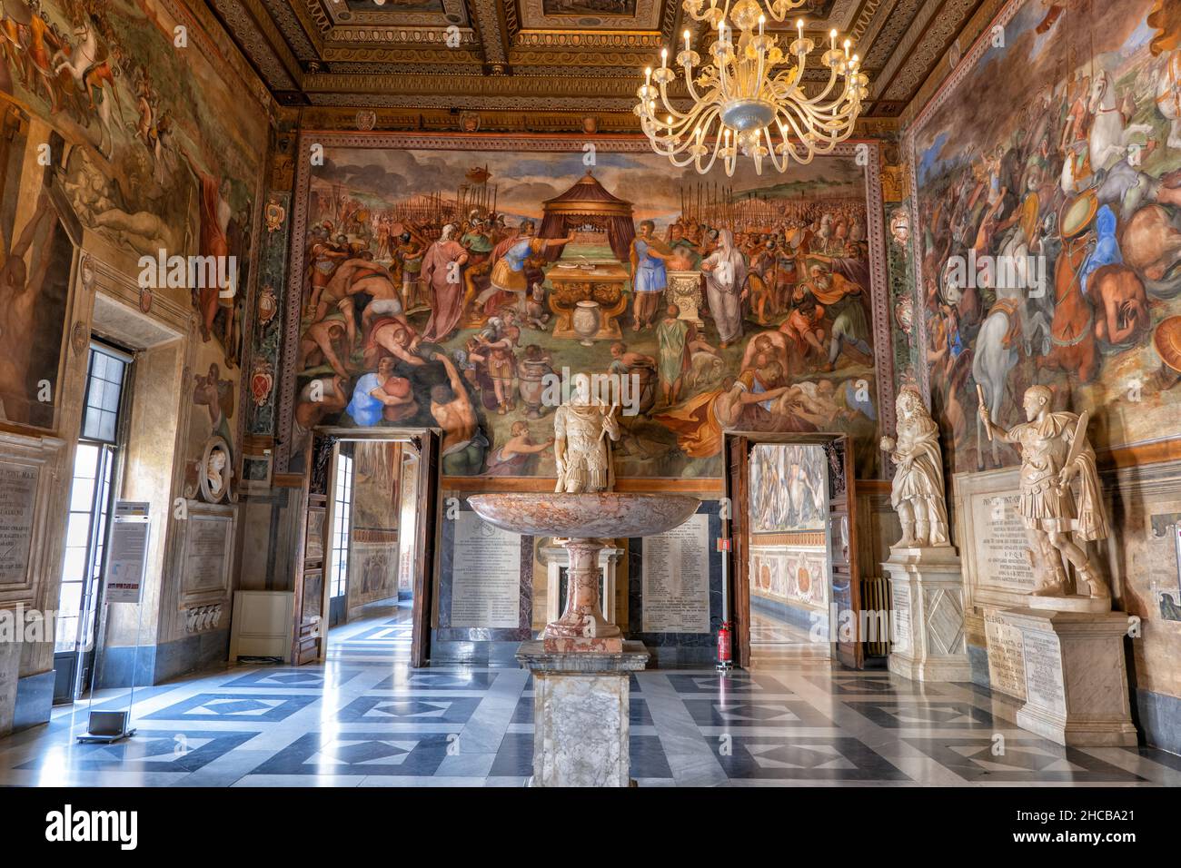 Rom, Italien, Kapitänssaal der Kapitäne in den Kapitolinischen Museen im Palazzo dei Conservatori, an der Wand Mucius Scaevola vor dem Fresko Porsena (1587-1594) von Stockfoto