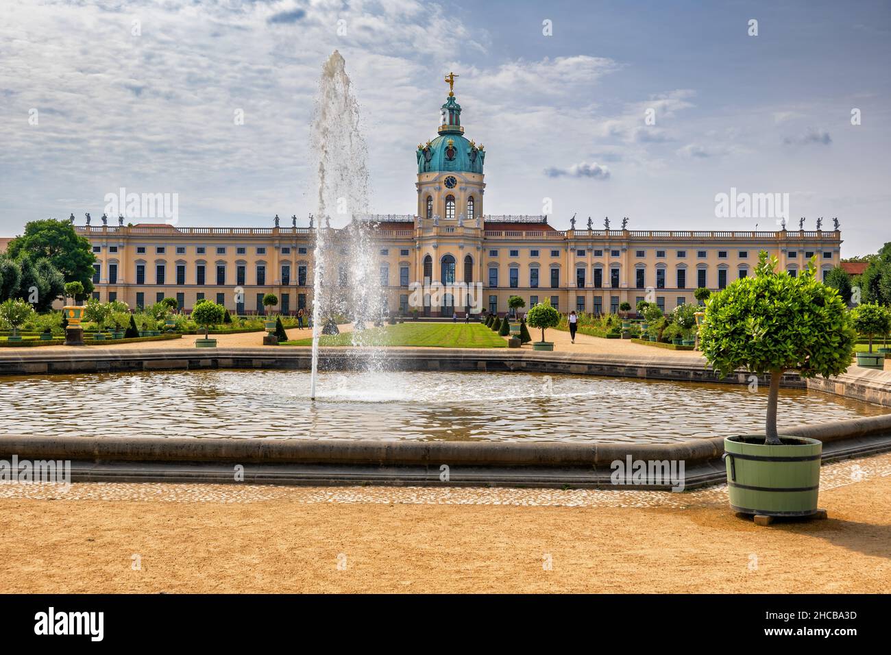 Schloss Charlottenburg in Berlin, Deutschland, Blick vom Schlosspark mit Brunnen, barockes Wahrzeichen der Stadt aus dem 17th. Jahrhundert. Stockfoto