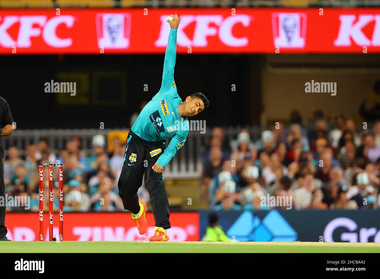 Brisbane, Großbritannien. 27th Dez 2021. Mujeeb Ur Rahman von der Brisbane Heat Bowls den Ball in Brisbane, Großbritannien am 12/27/2021. (Foto von Patrick Hoelscher/News Images/Sipa USA) Quelle: SIPA USA/Alamy Live News Stockfoto