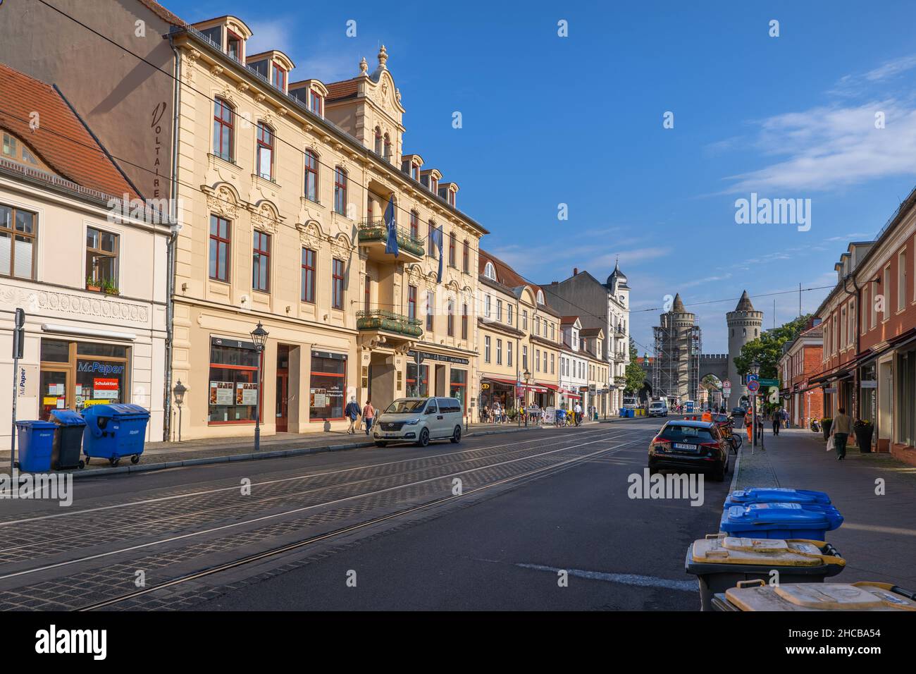 Stadtzentrum von Potsdam in Deutschland, Friedrich-Ebert-Straße am Morgen. Stockfoto