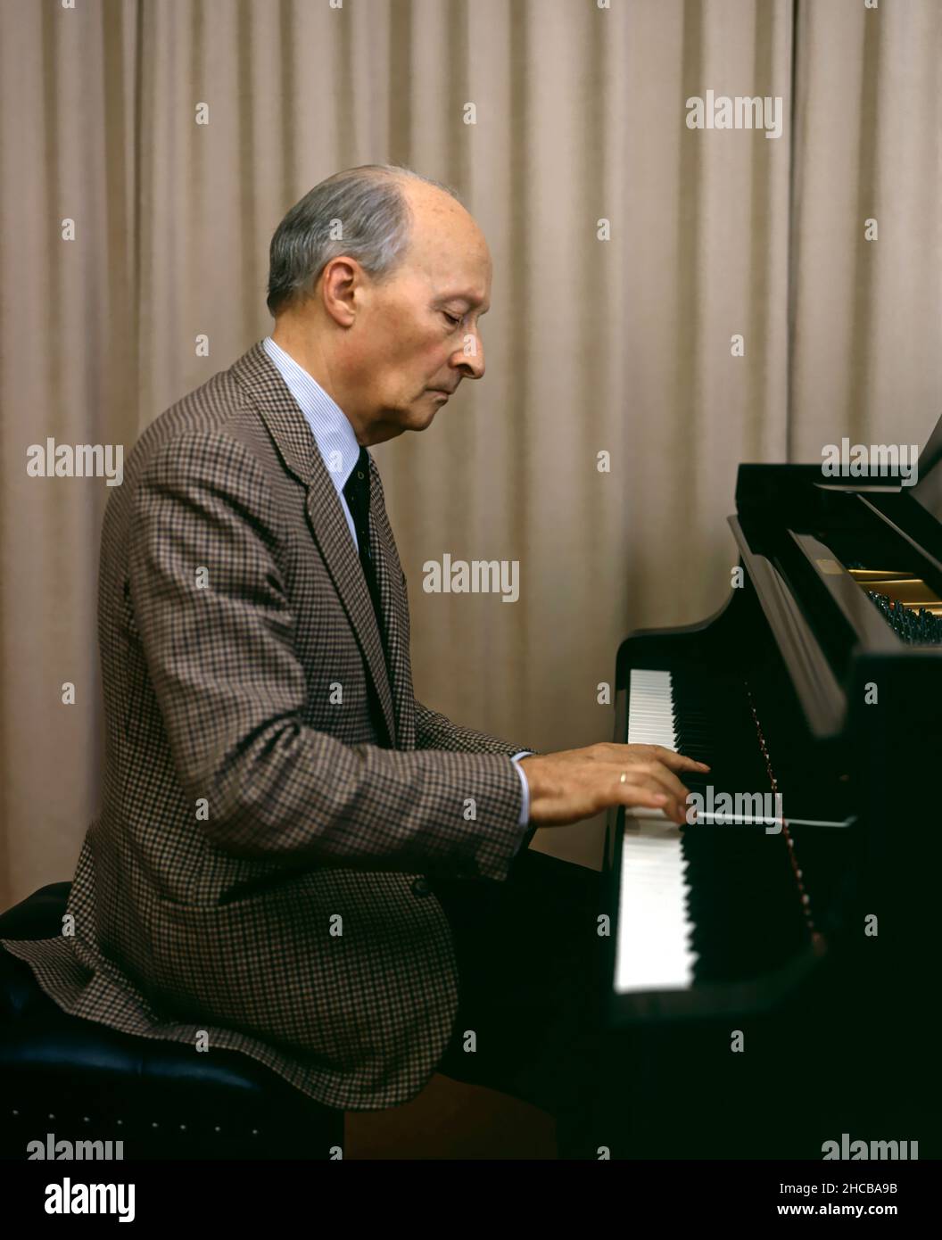 Der renommierte polnische Komponist und Dirigent Witold Lutoslawski in der Konzerthalle des Schwedischen Rundfunks, Berwaldhallen. Stockholm in den achtziger Jahren, Schweden. Stockfoto