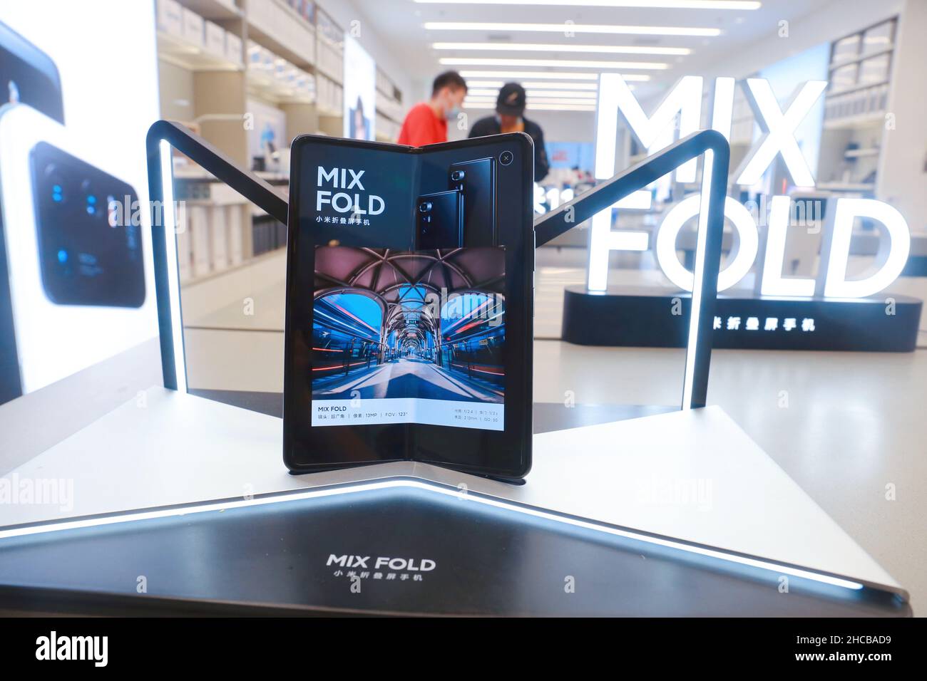 SHANGHAI, CHINA - 10. MAI 2021 - Ein Nutzer erlebt xiaomis erstes ZUSAMMENKLAPPBARES Smartphone IN EINEM MI-Store in Shanghai, China, 10. Mai 2021. Stockfoto