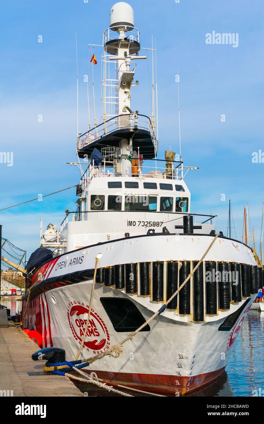 Am 26 2022. Dezember dockte das Open Arms-Schiff im alten Hafen von Barcelona an. Stockfoto