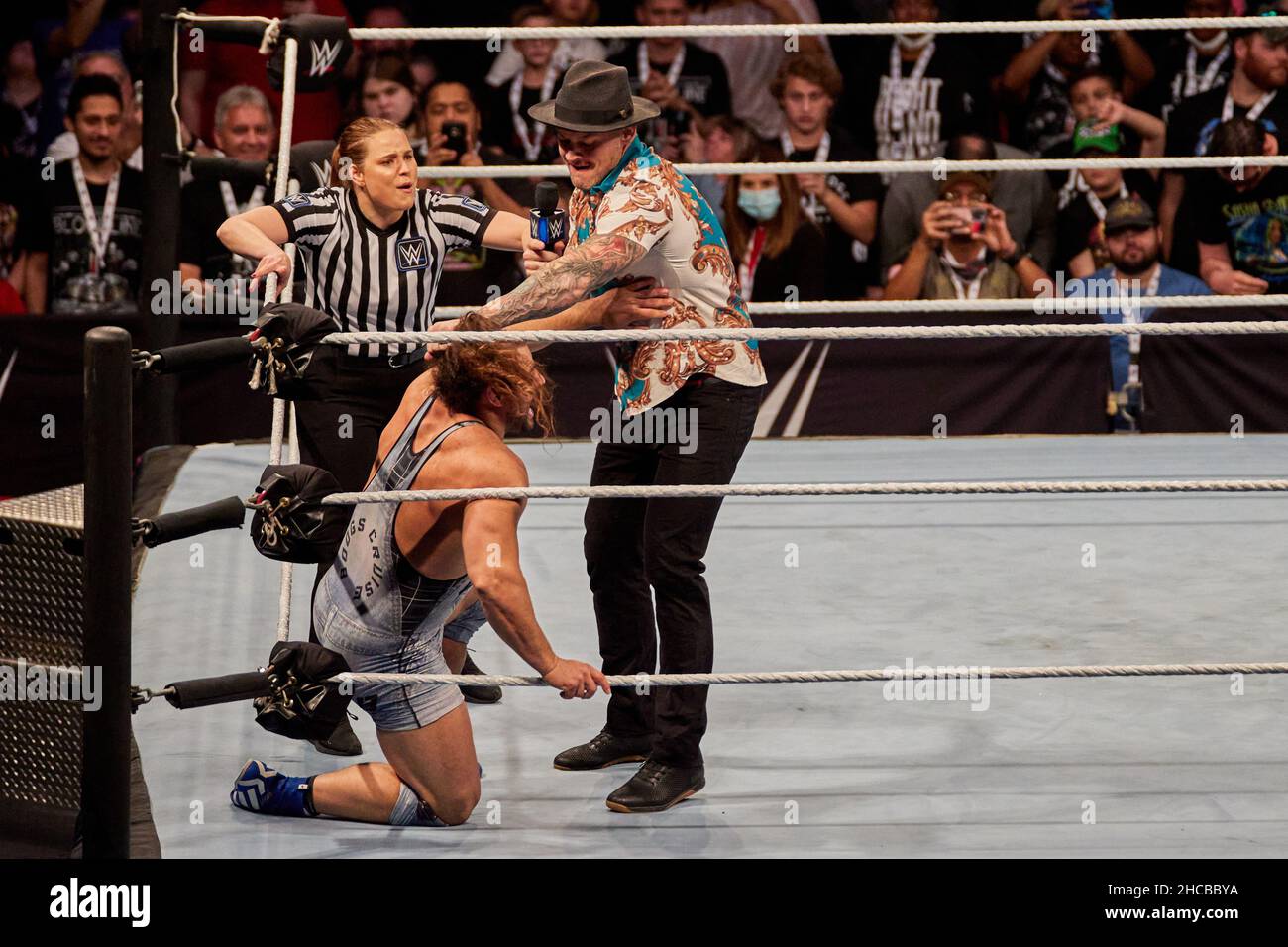 Tampa, Florida, USA. 26th Dezember 2021. Rick Boogs gegen Happy Corbin während des WWE-Kampfes in der Amalie Arena. Kredit: Yaroslav Sabitov/YES Market Media/Alamy Live Nachrichten Stockfoto