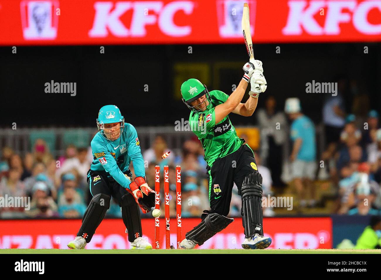 Brisbane, Großbritannien. 27th Dez 2021. Joe Clarke von den Melbourne Stars wird von Mujeeb Ur Rahman vom Brisbane Heat entlassen Credit: News Images /Alamy Live News Stockfoto