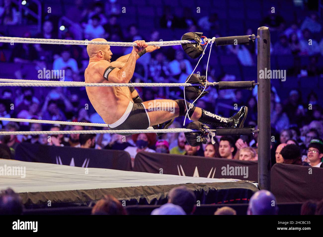 Tampa, Florida, USA. 26th Dezember 2021. Die Viking Raiders gegen Cesaro gegen Los Lothiarios während des WWE-Kampfes in der Amalie Arena. Kredit: Yaroslav Sabitov/YES Market Media/Alamy Live Nachrichten Stockfoto