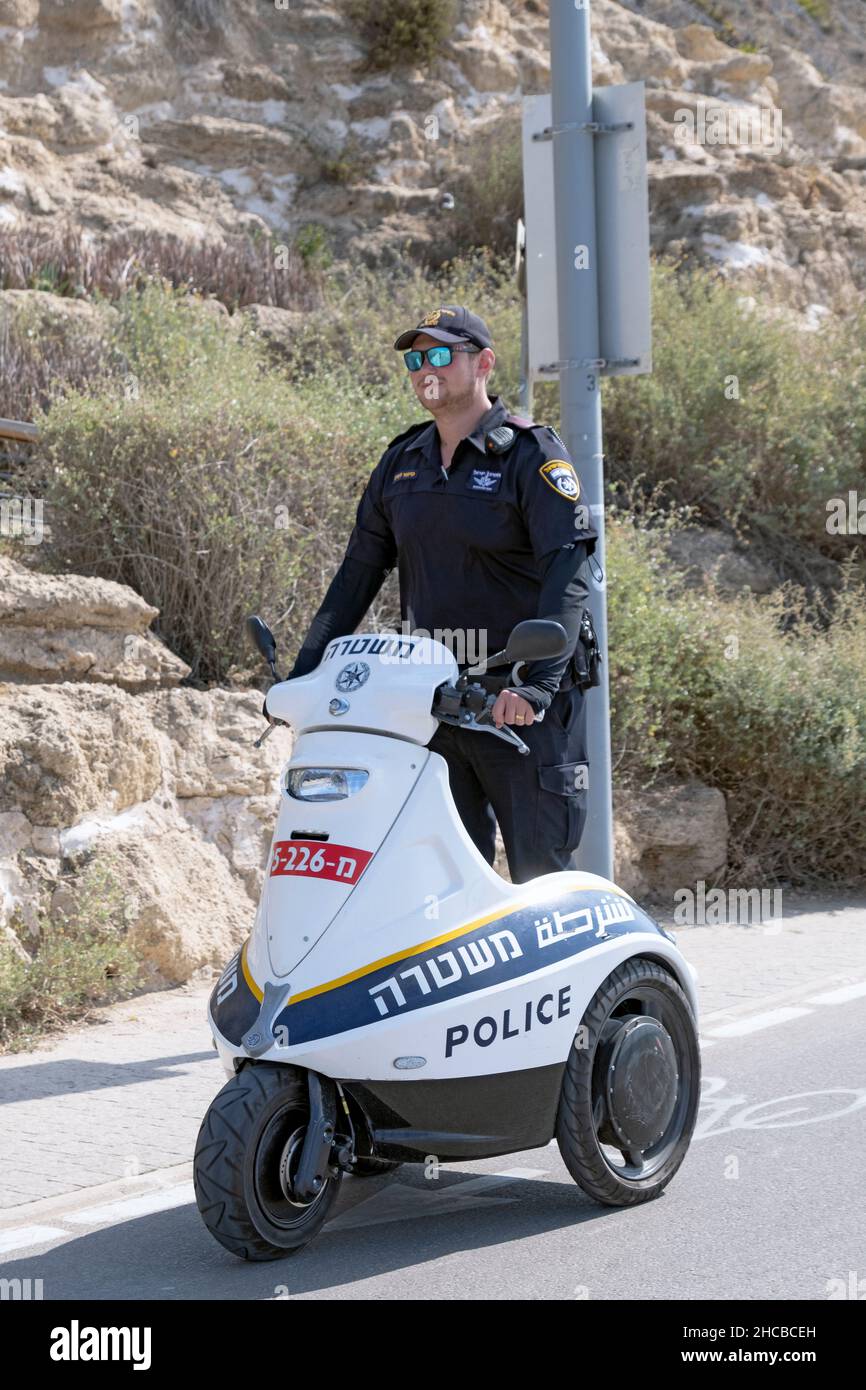 Ein Polizist aus Tel Aviv auf einem modernen 3-rädrigen Segway-Fahrzeug, das auf dem Jim-Spitz-Radweg in der Nähe des Mittelmeers in Israel patrouilliert. Stockfoto