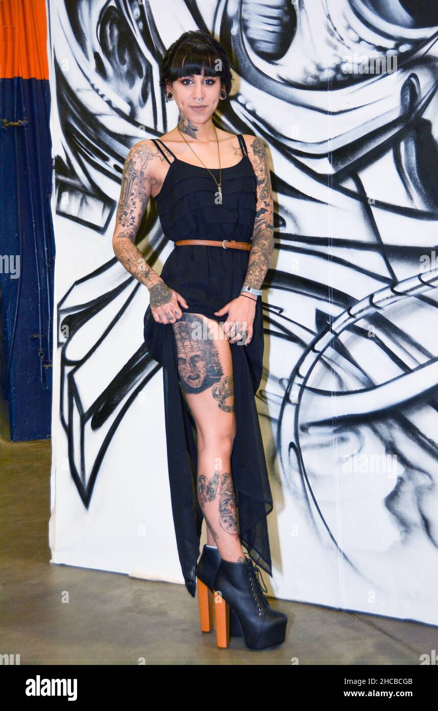 Posierte Porträt einer attraktiven Frau mit mehreren Tattoos und Piercings. Auf einer Tattoo-Konferenz in Uniondale, Long Island, New York. Stockfoto