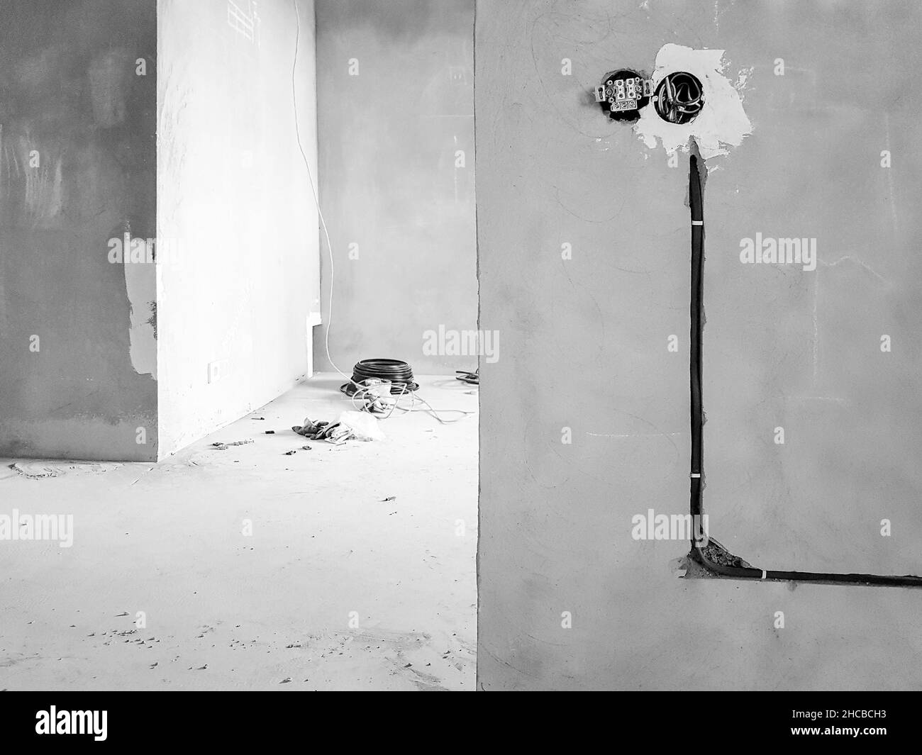 Verdrahtung. Steckdosen und Kabel in der Wand - Zimmerreparatur Stockfoto