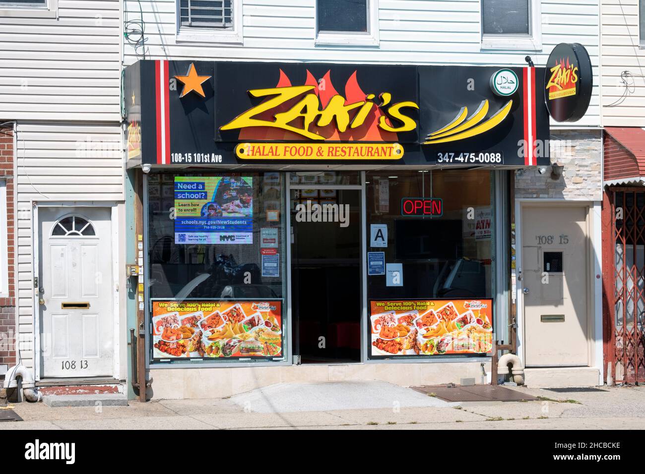 Das Äußere des Zaki's Halal Food & Restaurant an der 101st Avenue im South Ozone Park, Queens. Es bietet afghanische Speisen und Fleisch. Stockfoto