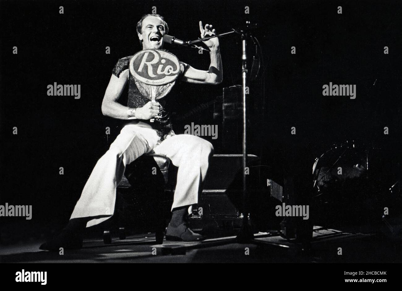Der australische Singer-Songwriter PETER ALLEN singt beim Konzert seinen Hit „I Go To Rio“. Im Central Park im Sommer 1977. Stockfoto