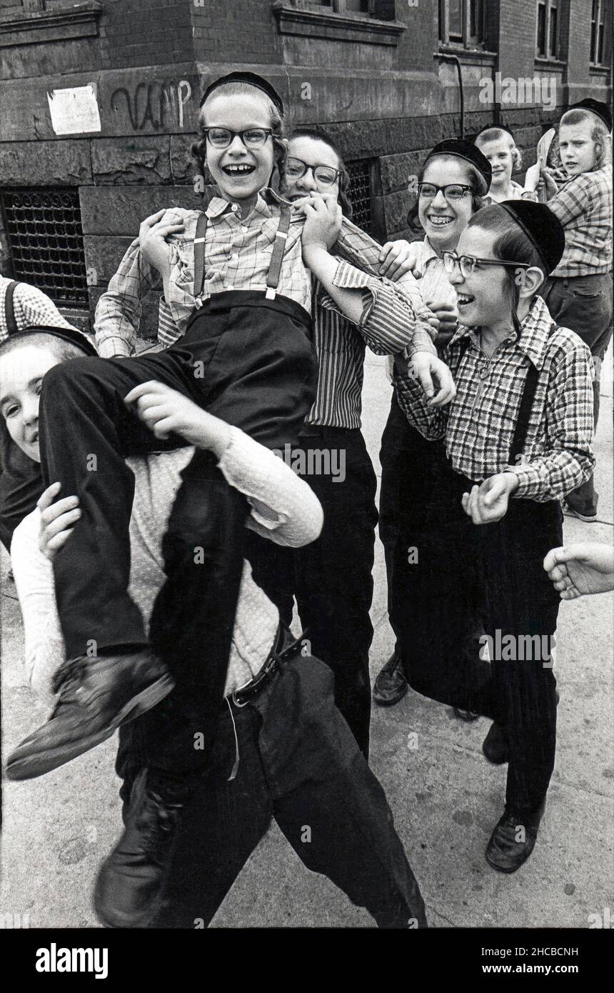 Orthodoxe jüdische Jungen beim Spiel in Williamsburg, Brooklyn, New York, um 1975. Stockfoto
