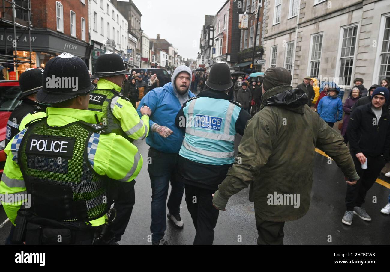 Lewes UK 27th December 2021 - Ein Pro-Hunt-Unterstützer wird von der Polizei bewegt, während die Southdown und Eridge Hunt Parade durch das Stadtzentrum von Lewes am zweiten Weihnachtsfeiertag in Großbritannien : Credit Simon Dack / Alamy Live News Stockfoto