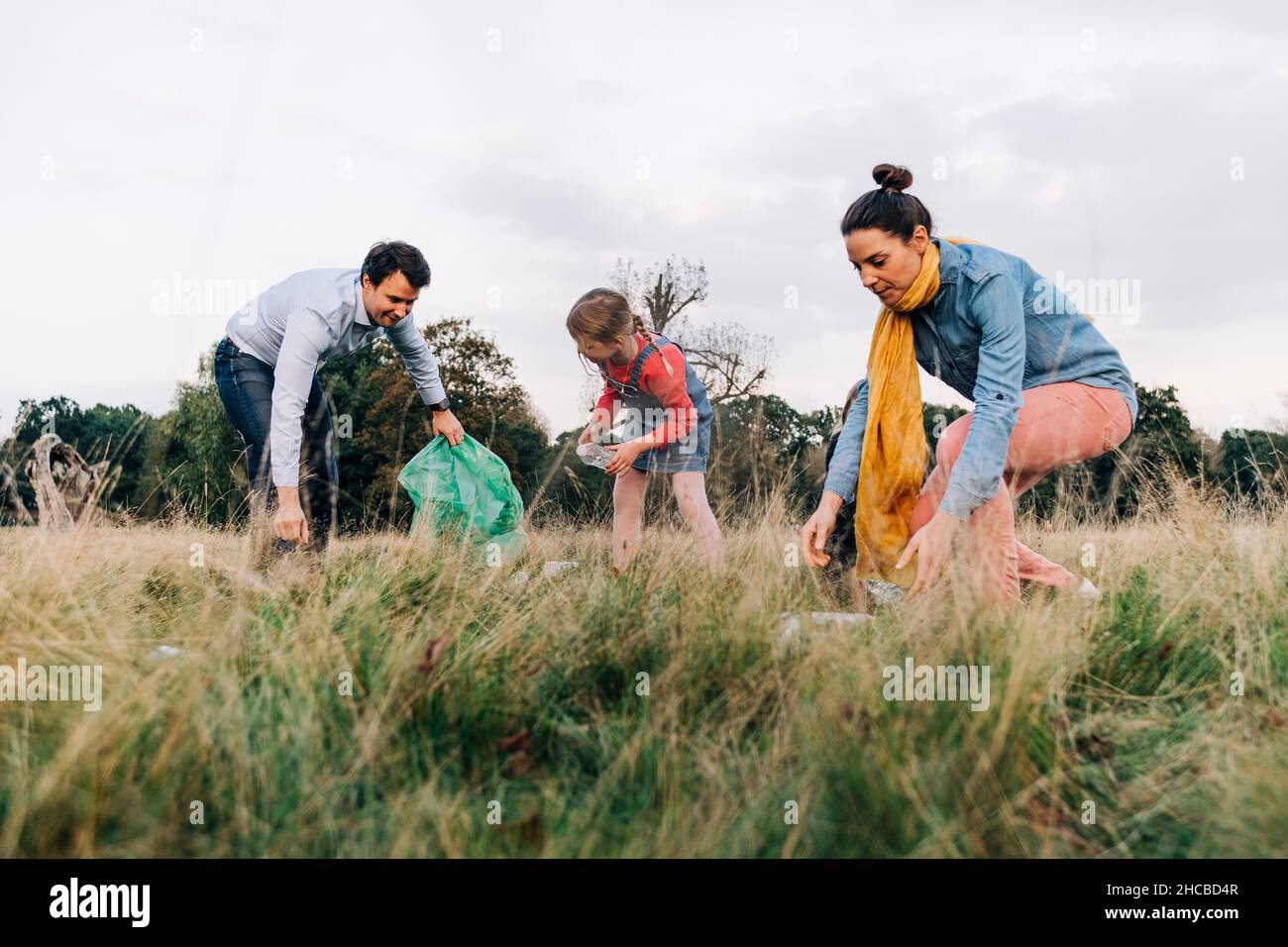 Familie macht Aufräumarbeiten im öffentlichen Park Stockfoto