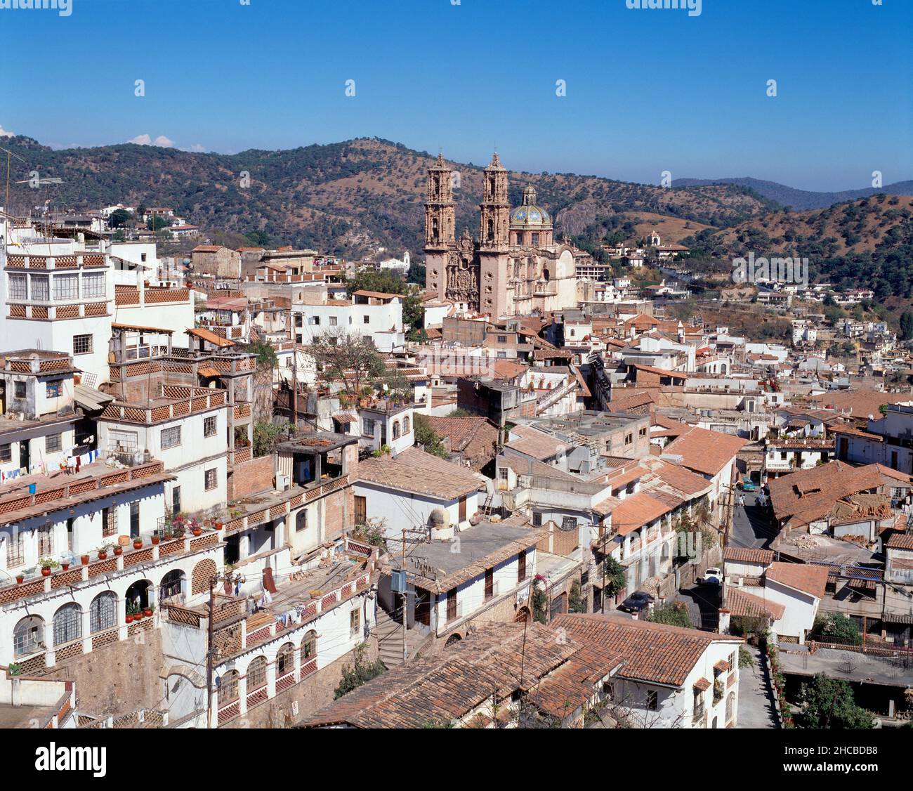 Mexiko. Guerrero. Taxco. Stadtübersicht mit der Kirche Santa Prisca. Stockfoto