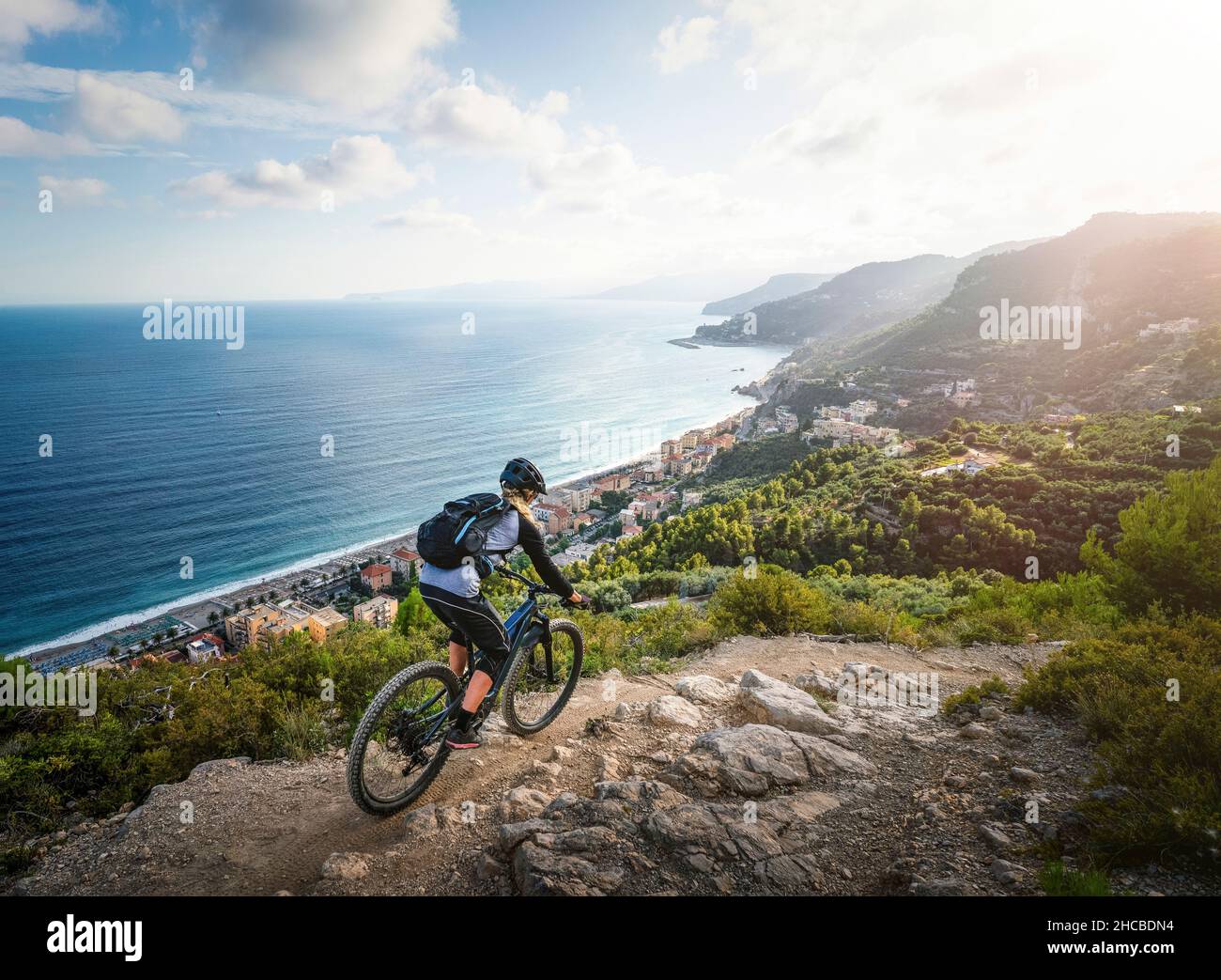 Sportler, die auf dem Berg Fahrrad fahren Stockfoto