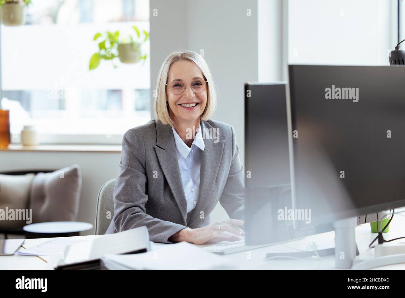 Geschäftsfrau mit Tablet-PC am Arbeitsplatz Stockfoto