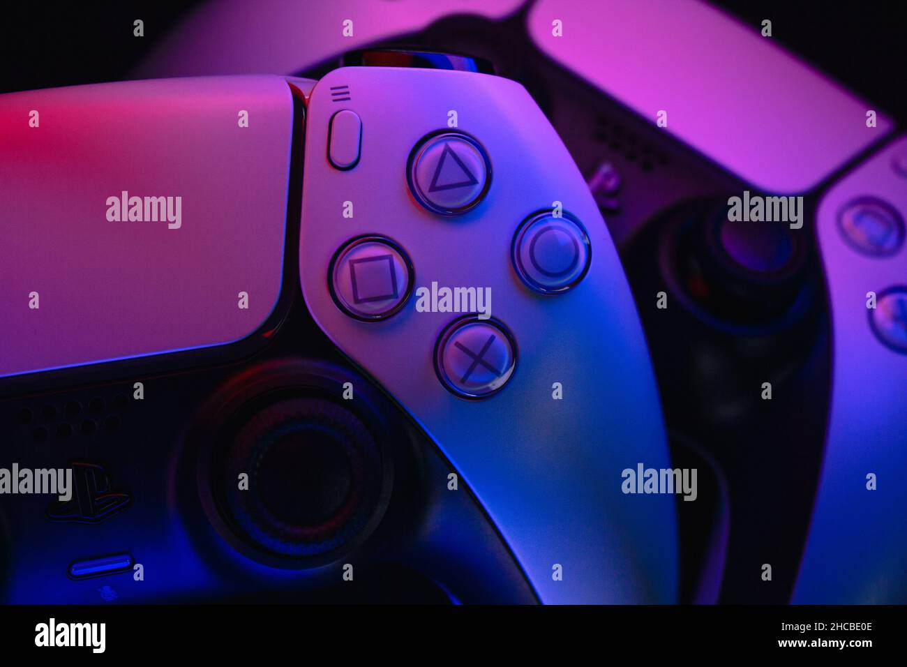 Sony PlayStation 5 White Gamepad. Studioaufnahme. Stockfoto