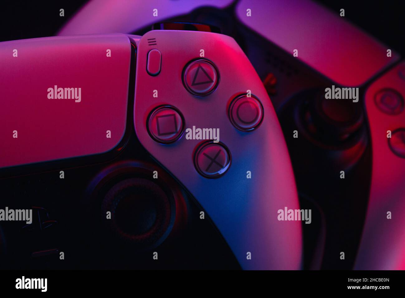 Sony PlayStation 5 White Gamepad. Studioaufnahme. Stockfoto