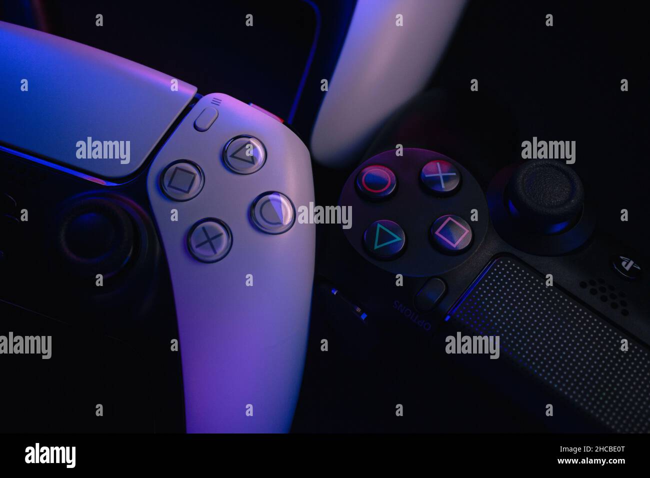 Sony PlayStation 5 White Gamepad. Studioaufnahme. Stockfoto