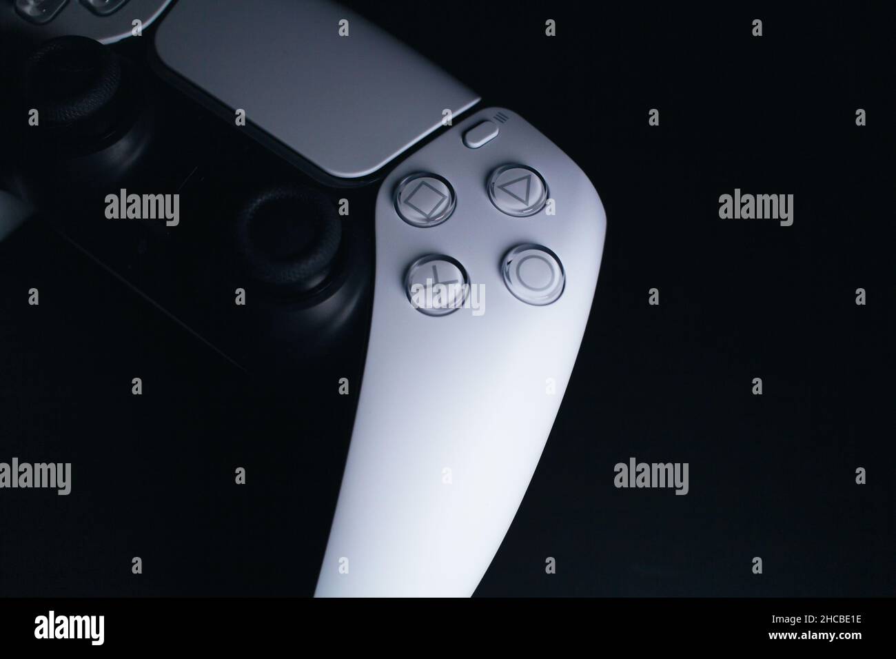 Sony PlayStation 5 White Gamepad. Studioaufnahme. Stockfoto