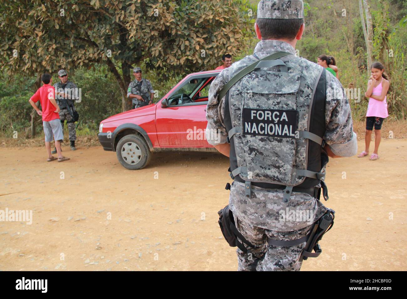 pau brasil, bahia, brasilien - 3. Mai 2012: Agenten der nationalen Streitkräfte verstärken die Sicherheit in Konfliktgebieten auf dem indigenen Gebiet der Pataxo Ha-ha-hae et Stockfoto