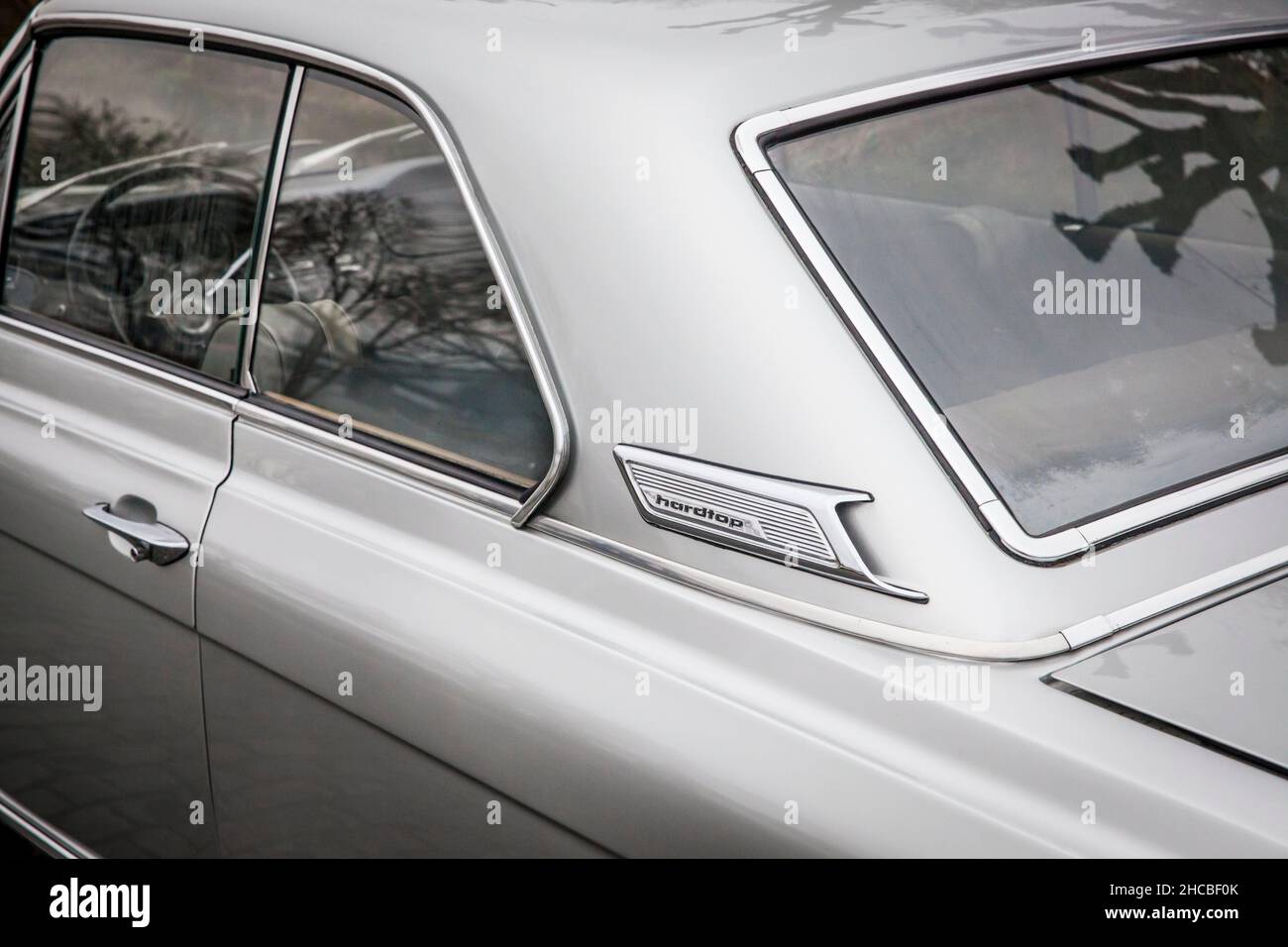 Ein Ford Taunus 20m TS vom 1960s steht am Rheinufer, Luftauslass an der C-Säule, Köln, Deutschland. Ein Ford Taunus 20m TS A Stockfoto