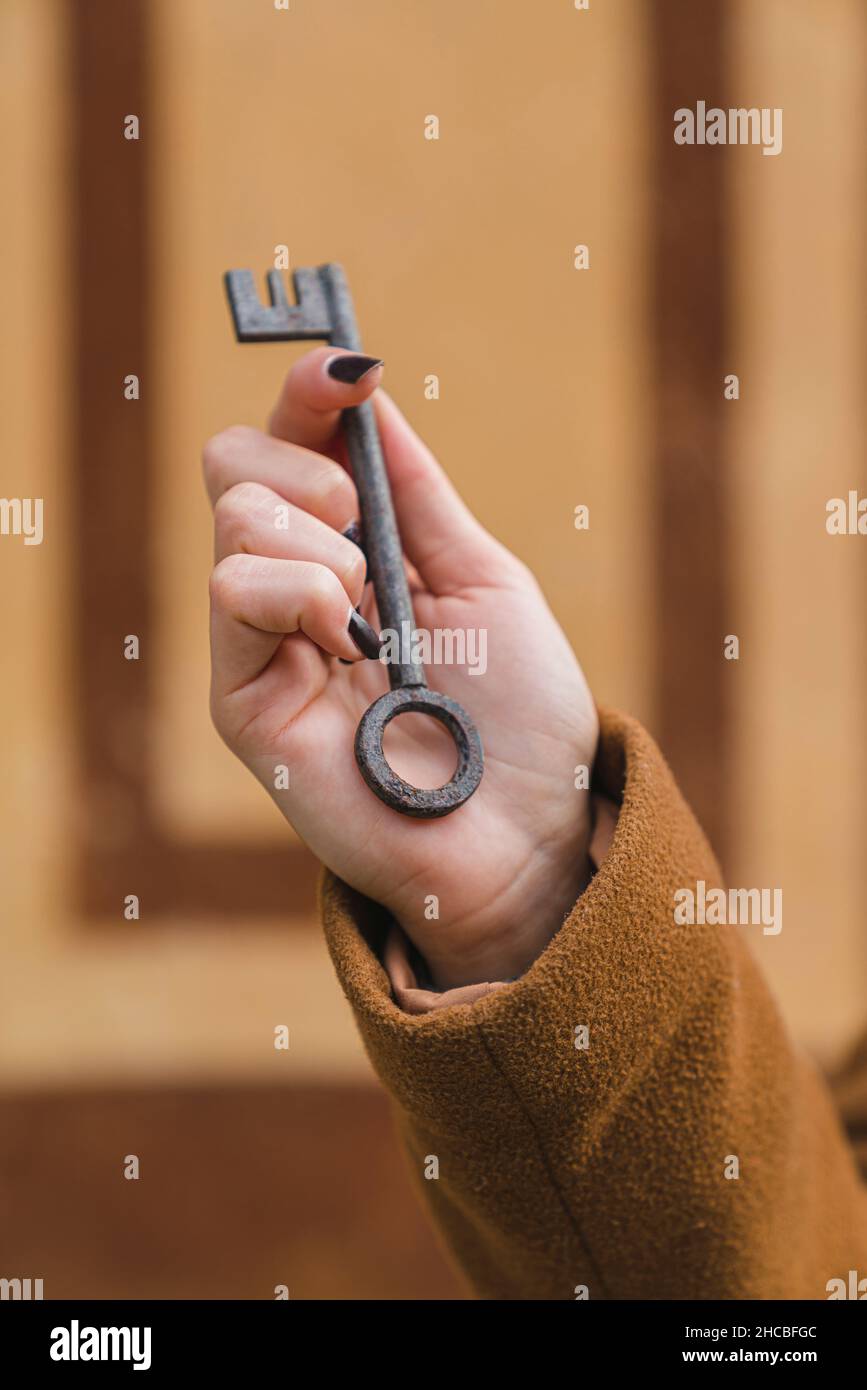 Junge Frau mit altem Schlüssel Stockfoto