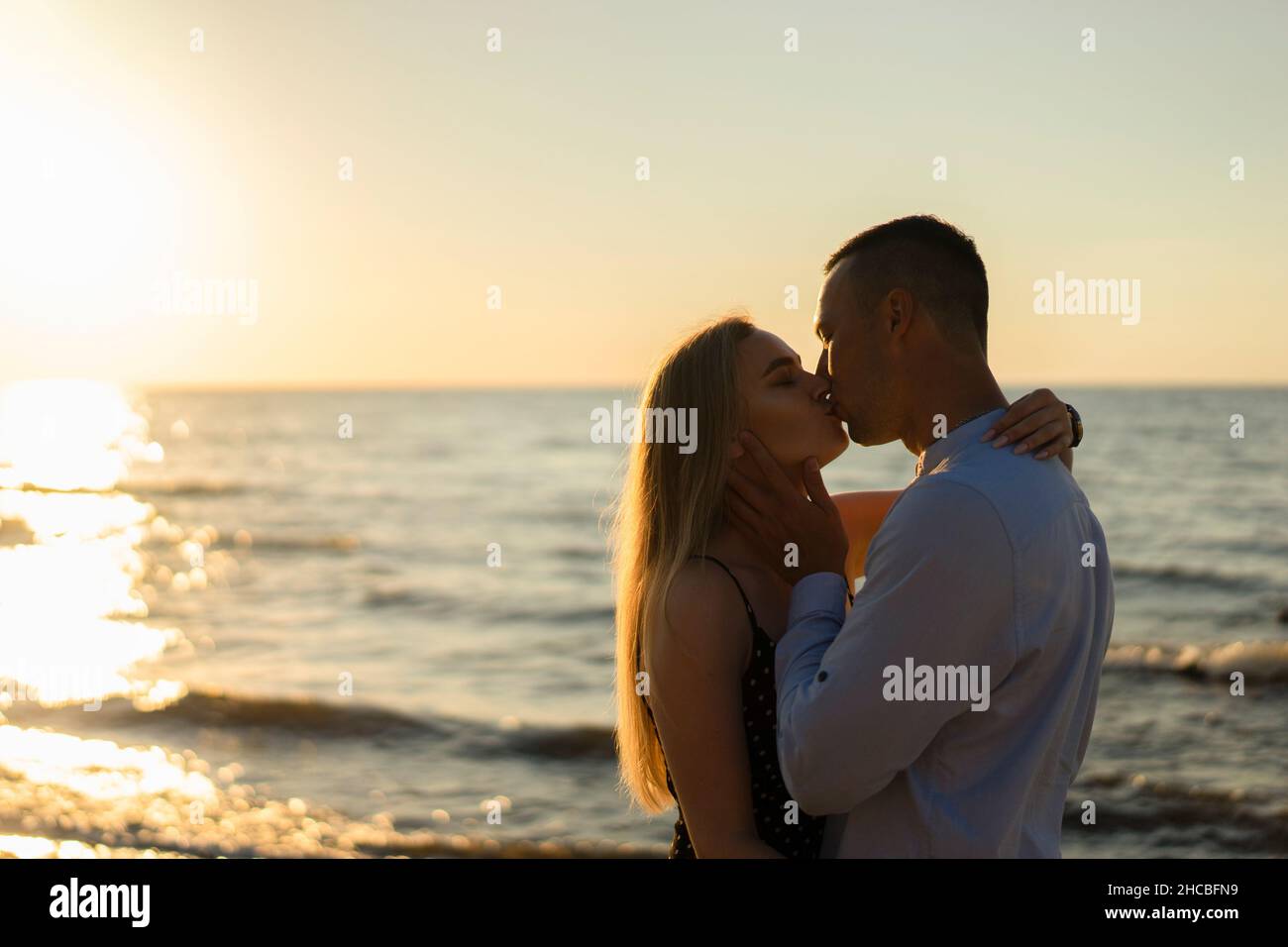 Romantisches Paar küssen bei Sonnenuntergang Stockfoto