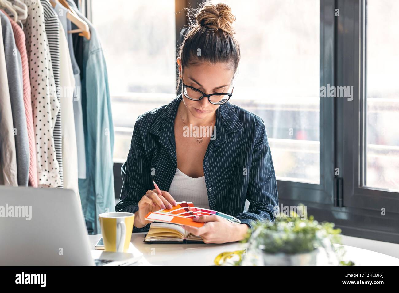 Modedesignerin überprüft Farbmuster im Büro Stockfoto