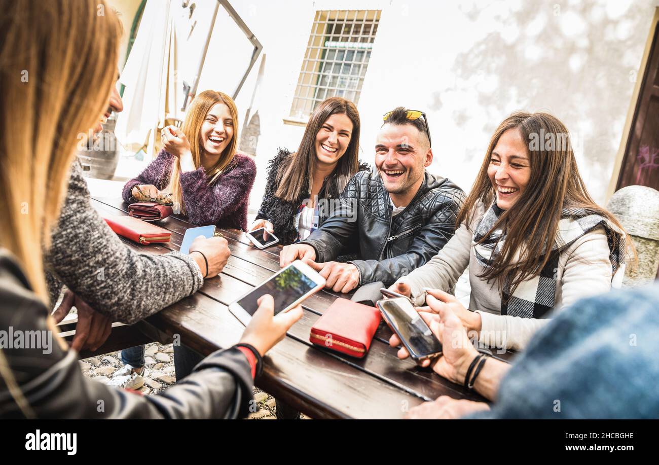 Millennial Friends Group Spaß mit dem Handy haben - Jugend und Technologie Interaktionskonzept Inhalte im sozialen Netzwerk teilen Stockfoto