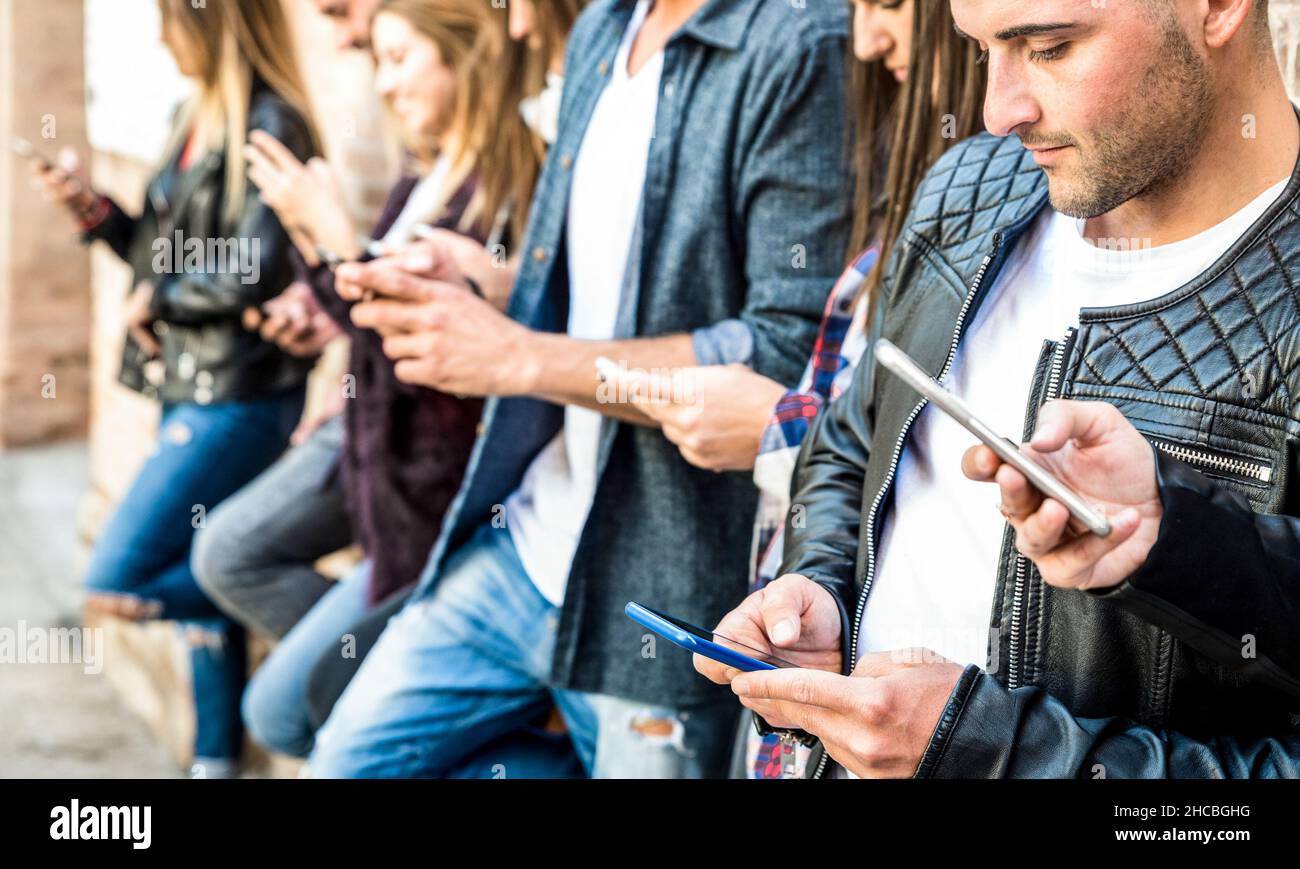 Multikulturelle Freunde Gruppe mit Smartphone an der Universität College-Pause - Millennial Menschen Hände süchtig nach mobilen Smartphones - Technologie-Konzept Stockfoto