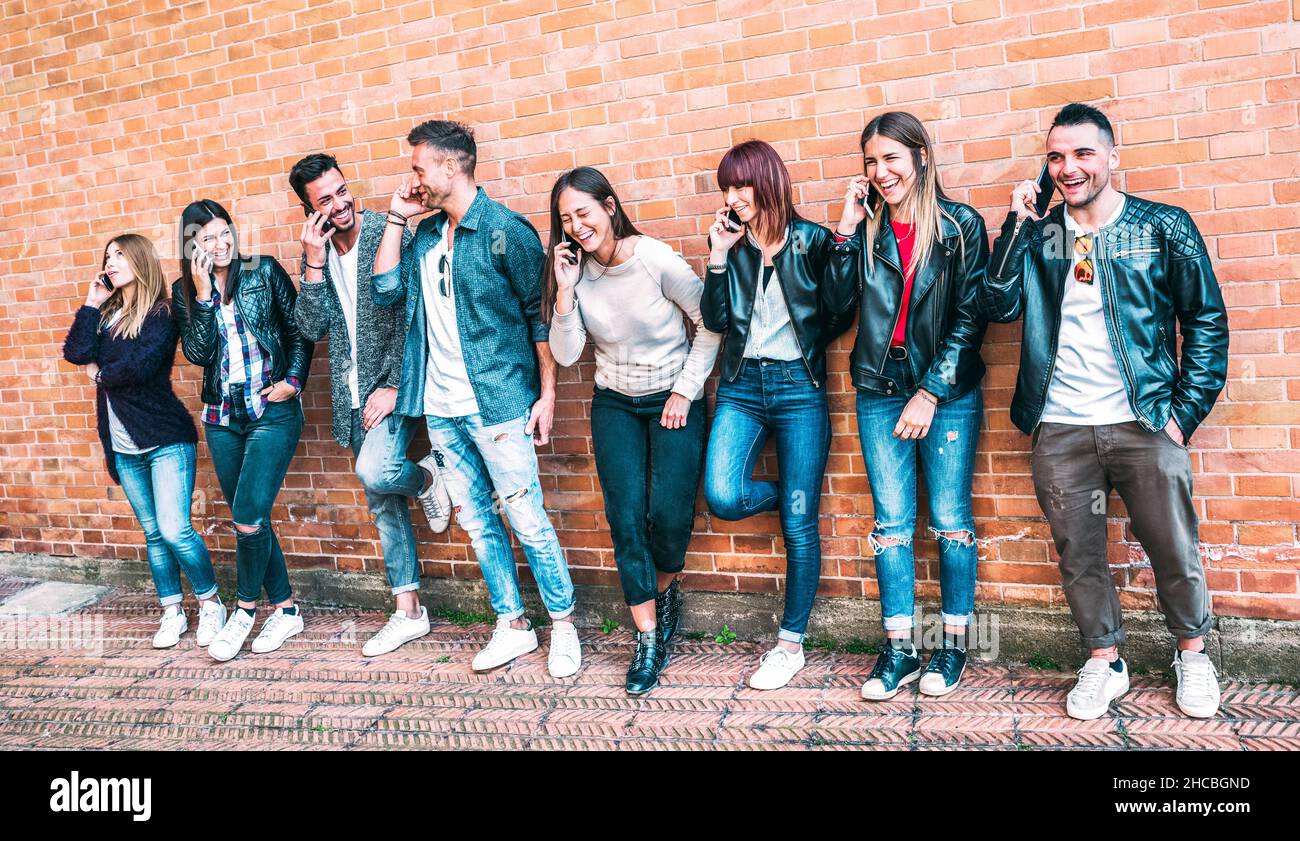 Mode Millennial Freunde mit Smartphone an der Universität College Hinterhof - Junge Menschen süchtig nach Handy - Technologie-Konzept Stockfoto
