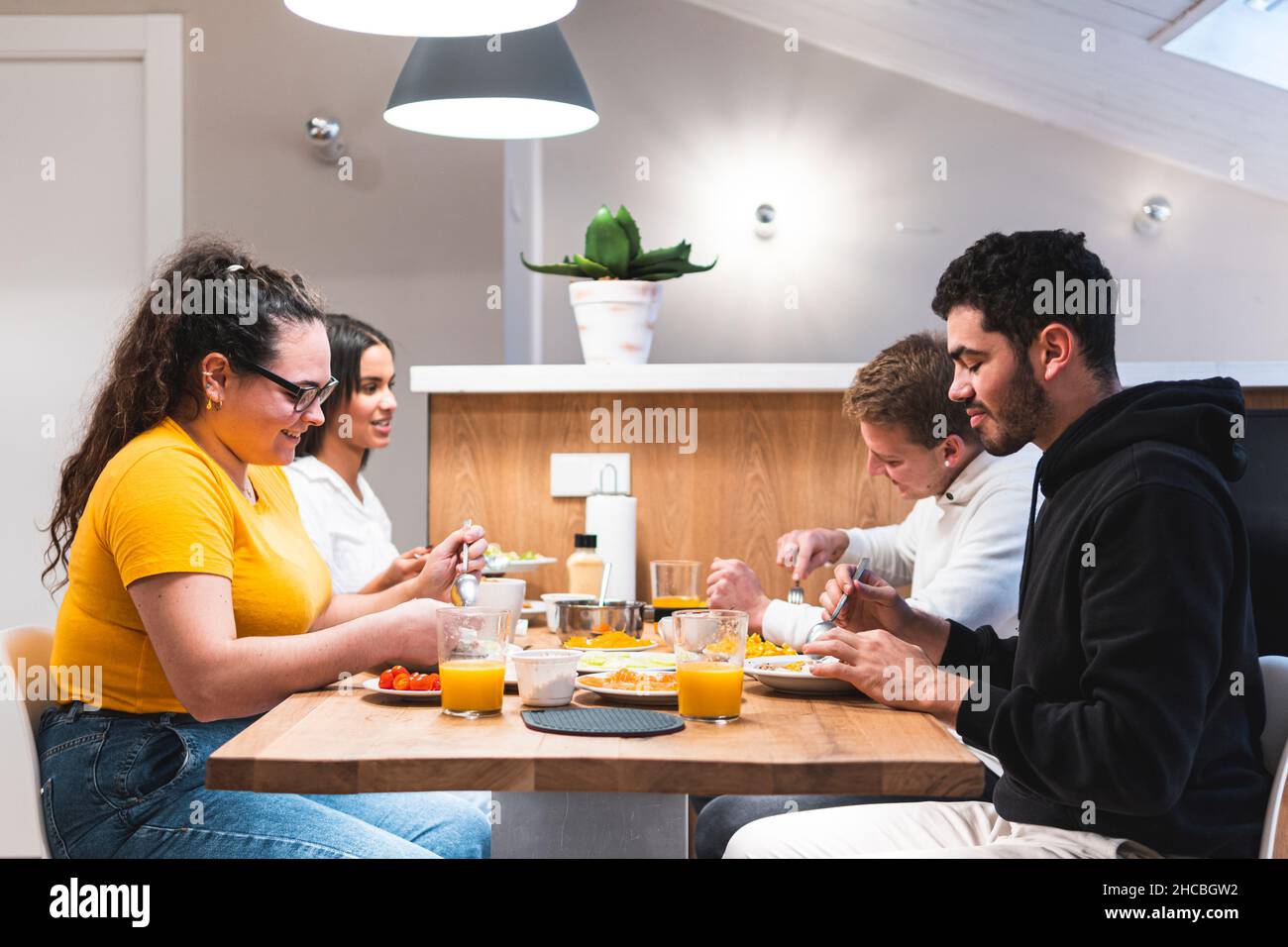 Junger Mann, der zu Hause mit der Frau Essen hat Stockfoto