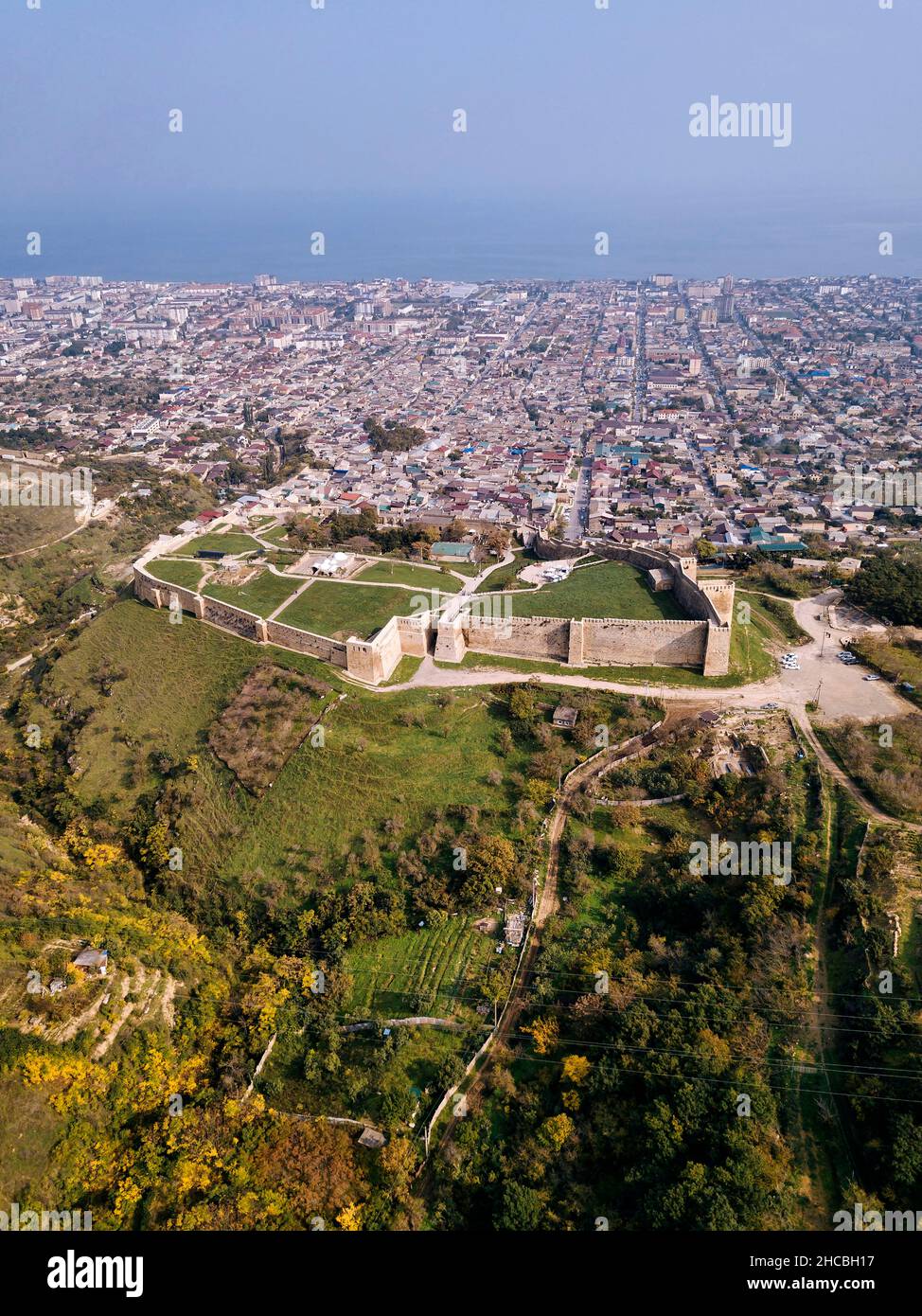 Russland, Dagestan, Derbent, Luftaufnahme der alten Befestigungsanlagen von Derbent Stockfoto