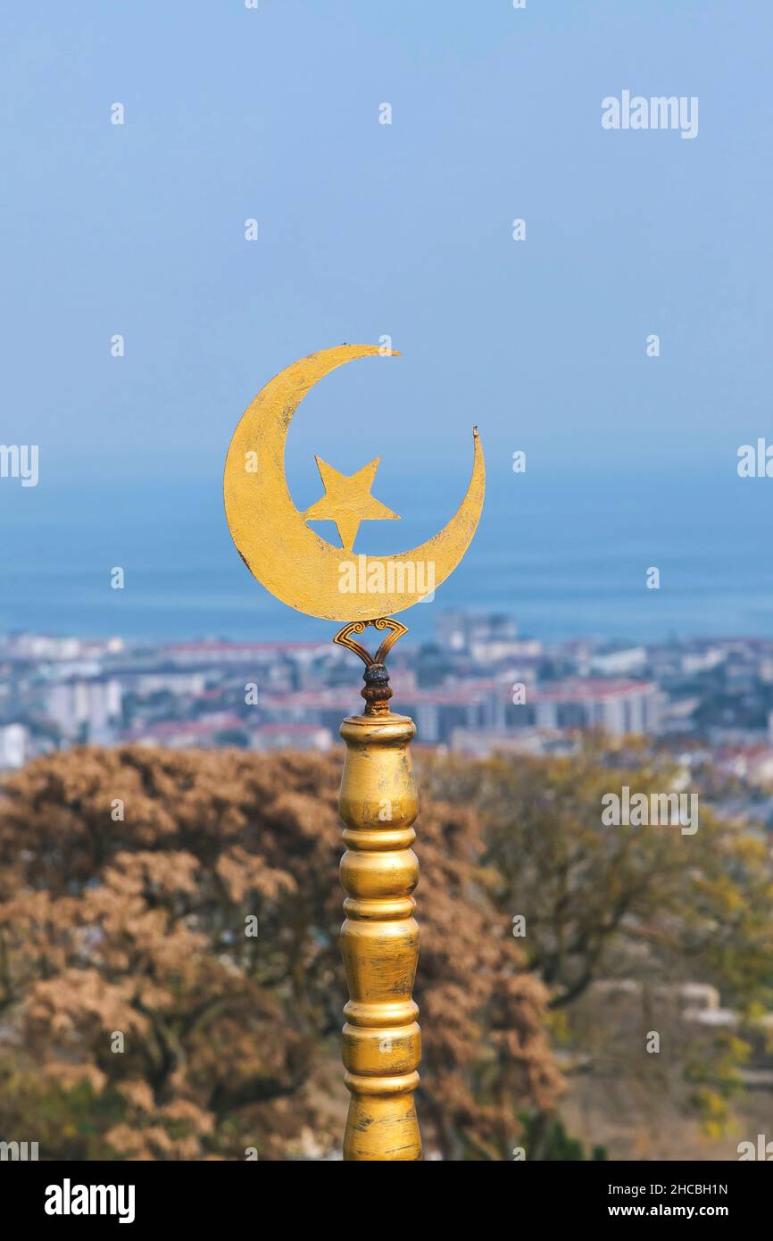 Gelber Pol mit Stern-und-Halbmond-Symbol Stockfoto