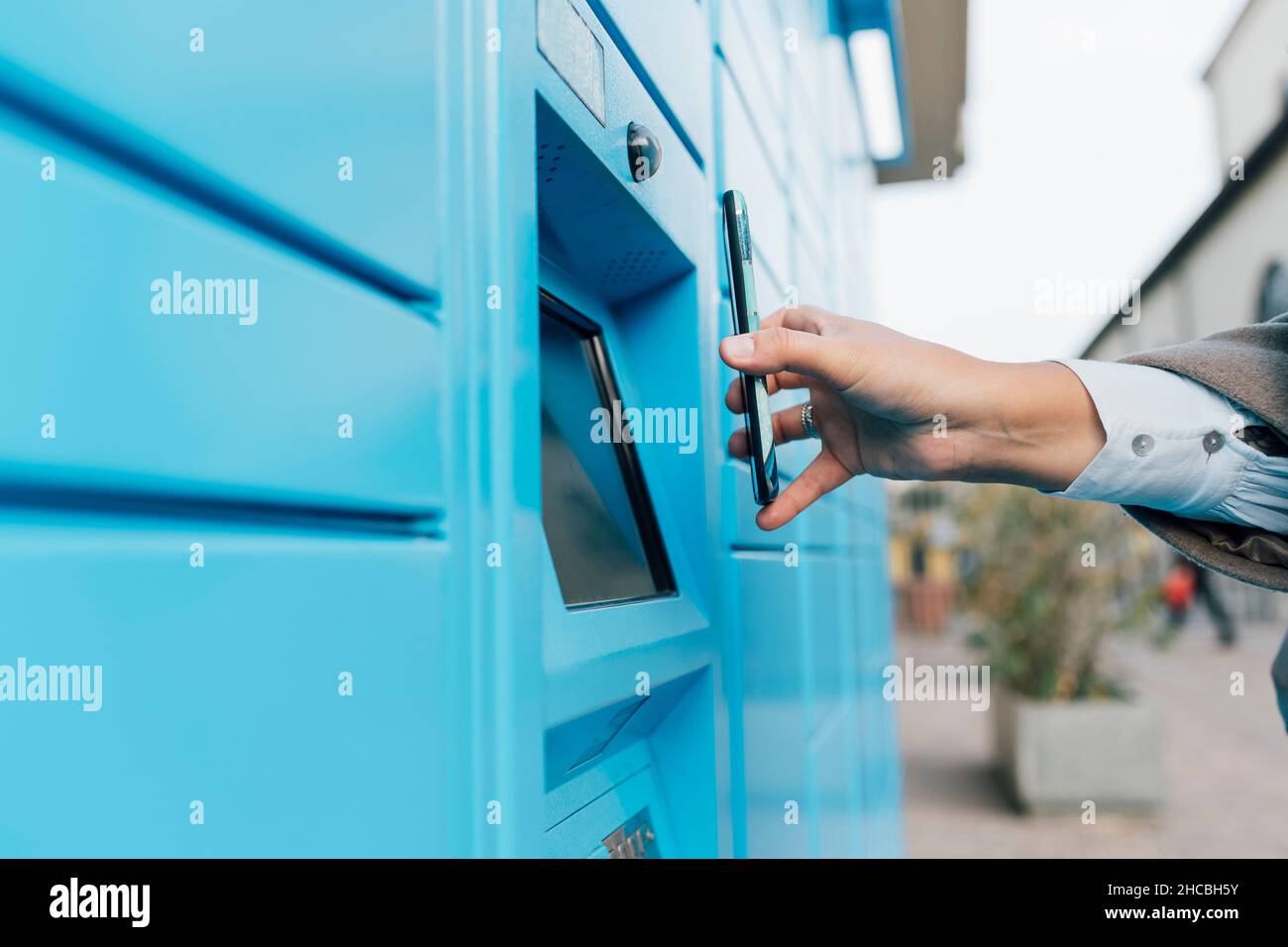 Frau scannt QR-Code mit Smartphone Stockfoto