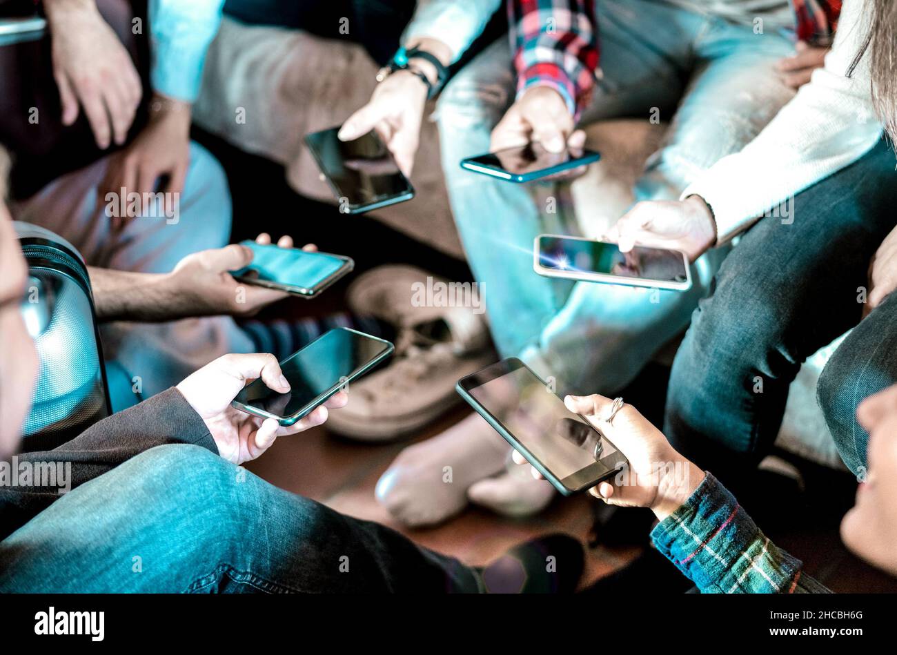 Freunde, die Spaß mit dem Handy zu Hause haben - Nahaufnahme von Menschen Hände teilen Fotos auf Social-Media-Netzwerk mit dem Smartphone Stockfoto