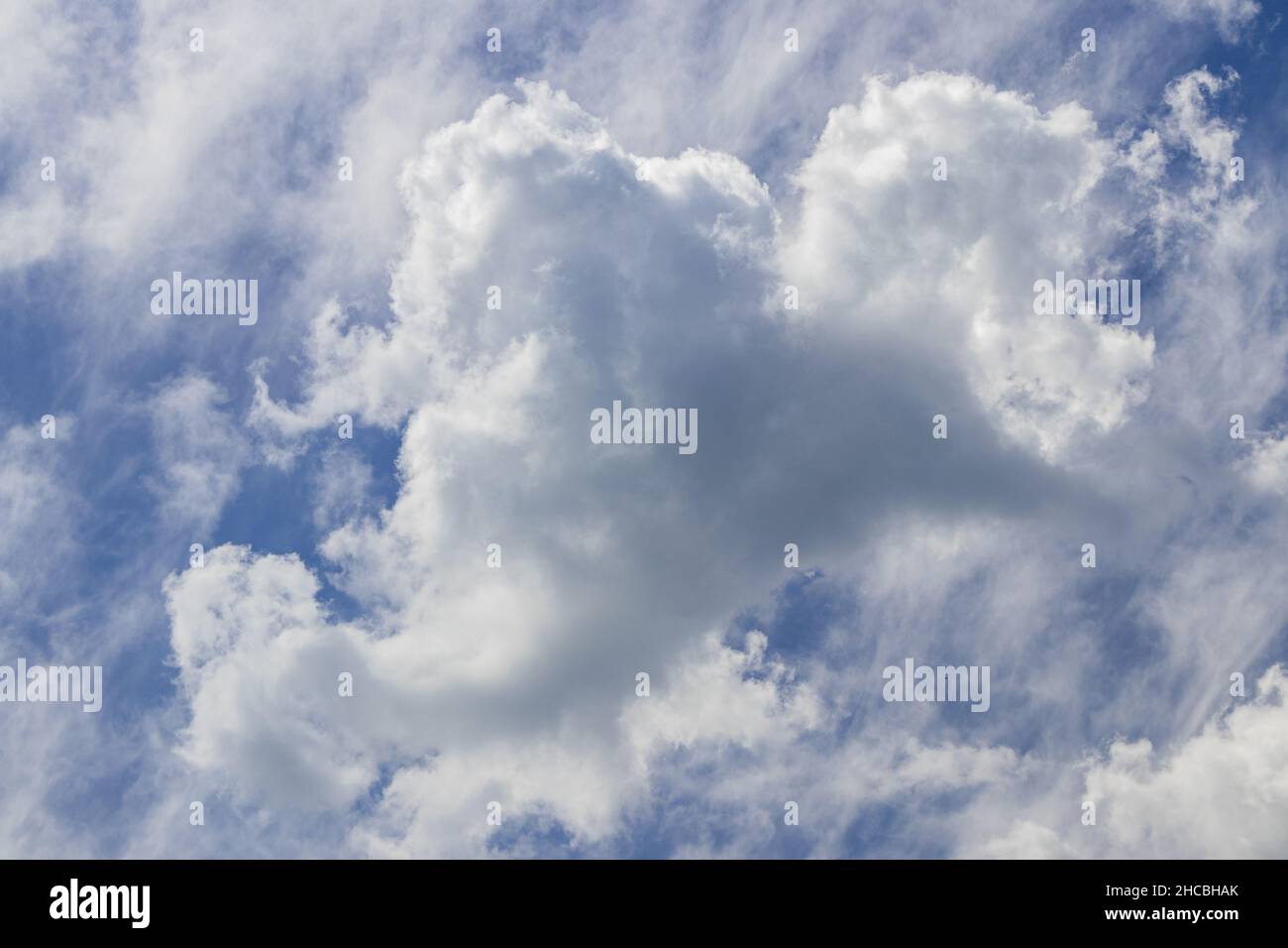 Wolken an windigen und sonnigen Tagen am blauen Himmel Stockfoto