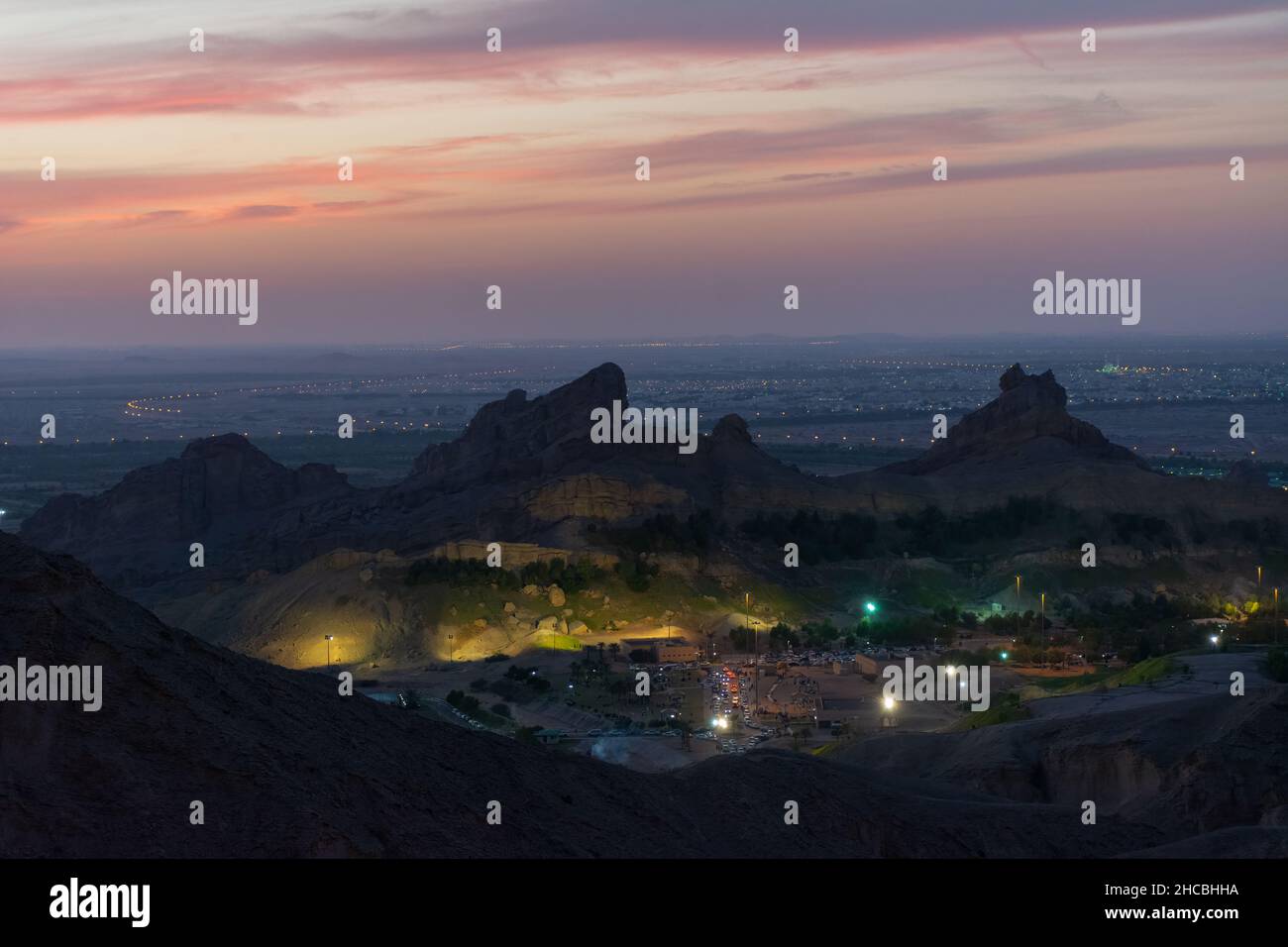 Schöne Nachtansicht der Grünen Mubazzarah von einem Aussichtspunkt auf dem Jebel hafeet Berg in Al Ain, Vereinigte Arabische Emirate. Stockfoto
