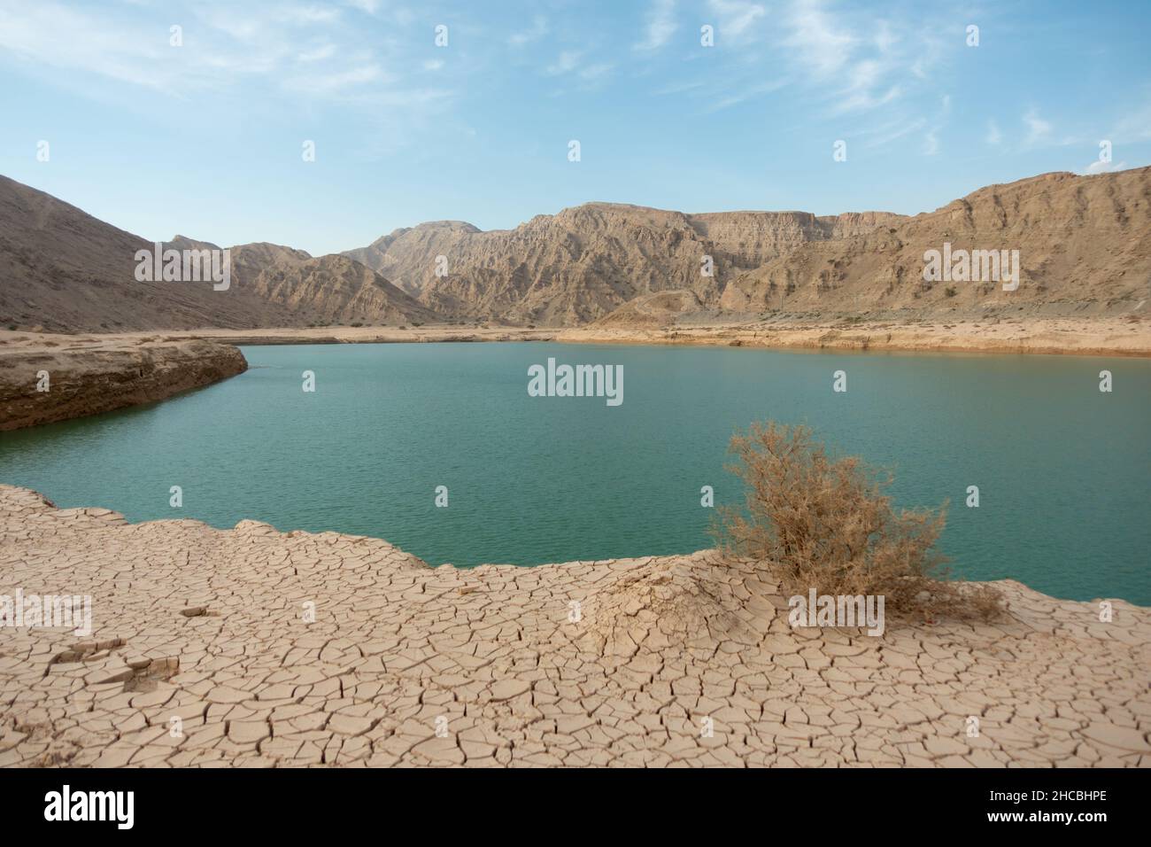 Blick auf den Wadi Beeh Dam an einem heißen Sommertag in Ras Al Khaimah, Vereinigte Arabische Emirate. Oase im Wüstenkonzept. Stockfoto