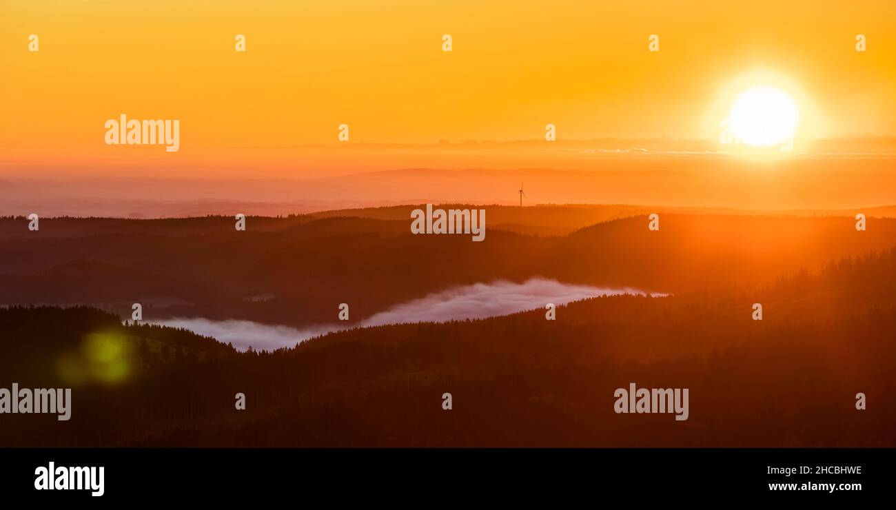 Sonnenaufgang über der waldreichen Landschaft des Schwarzwaldes vom Feldberg aus gesehen Stockfoto